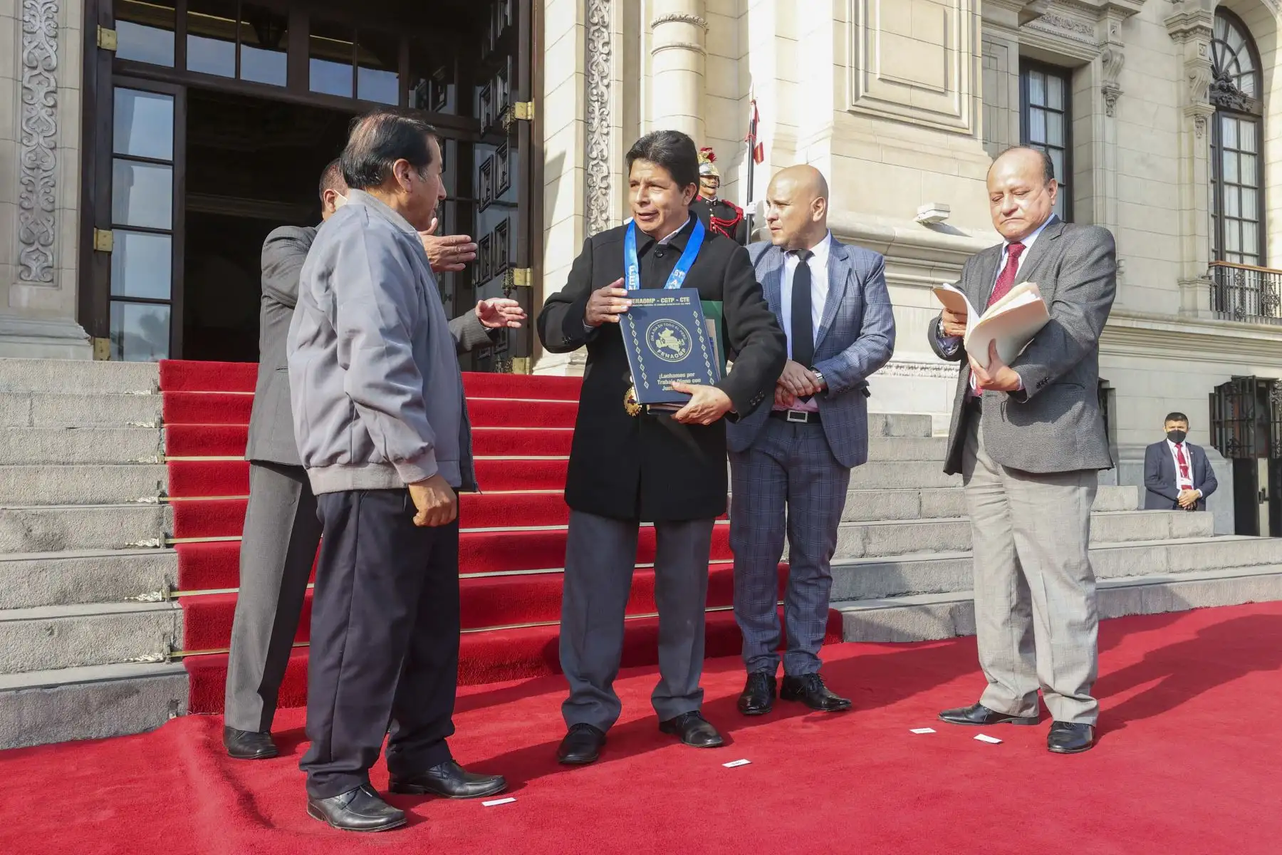 Presidente de la República, Pedro Castillo, sostiene encuentro con Trabajadores Municipales Estatales del Perú y representantes de la Federación Nacional de Obreros Municipales del Perú. Foto: Presidencia Perú