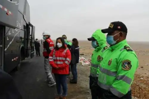 Inspectores de la Sutran y agentes de la Policía Nacional, en coordinación con el Ministerio Público y Migraciones, ejecutaron hoy un megaoperativo en el kilómetro 765 de la Panamericana Norte, en el distrito de Reque, orientado a prevenir el traslado ilegal de pasajeros con fines de explotación.