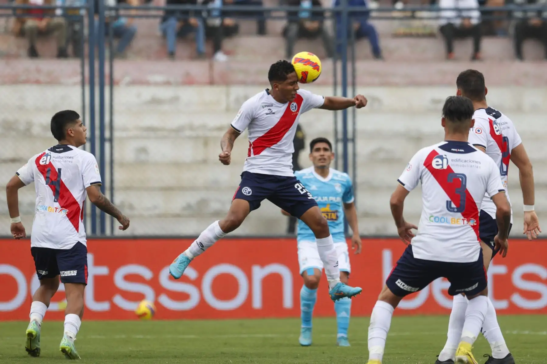 Sporting Cristal vence 3 a 0 a Deportivo Municipal en el estadio Elias Moreno de Villa El Salvador, en partido por la jornada 10 del Torneo Clausura. Foto: ANDINA/Carla Patiño
