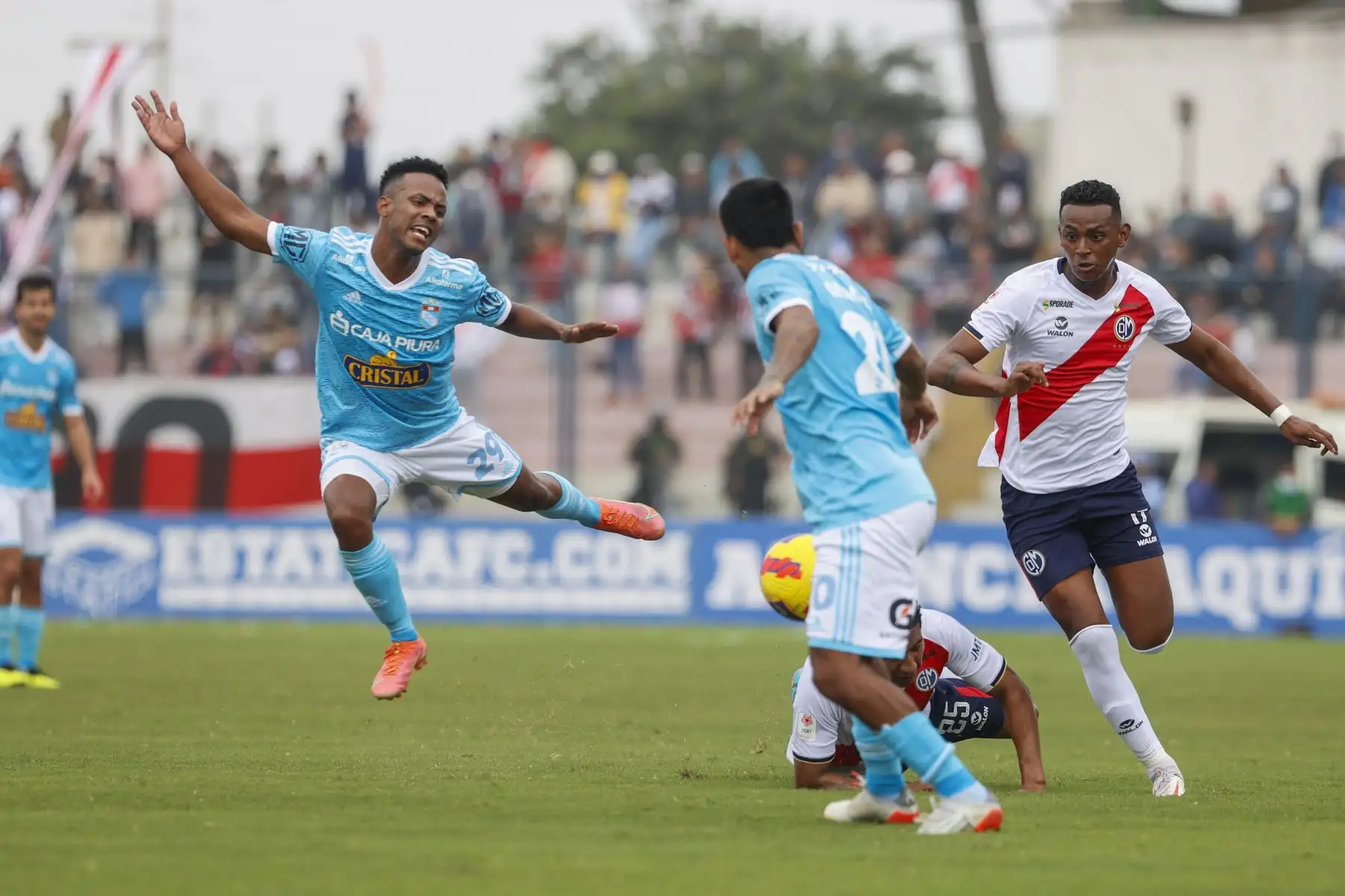 Sporting Cristal vence 3 a 0 a Deportivo Municipal en el estadio Elias Moreno de Villa El Salvador, en partido por la jornada 10 del Torneo Clausura. Foto: ANDINA/Carla Patiño