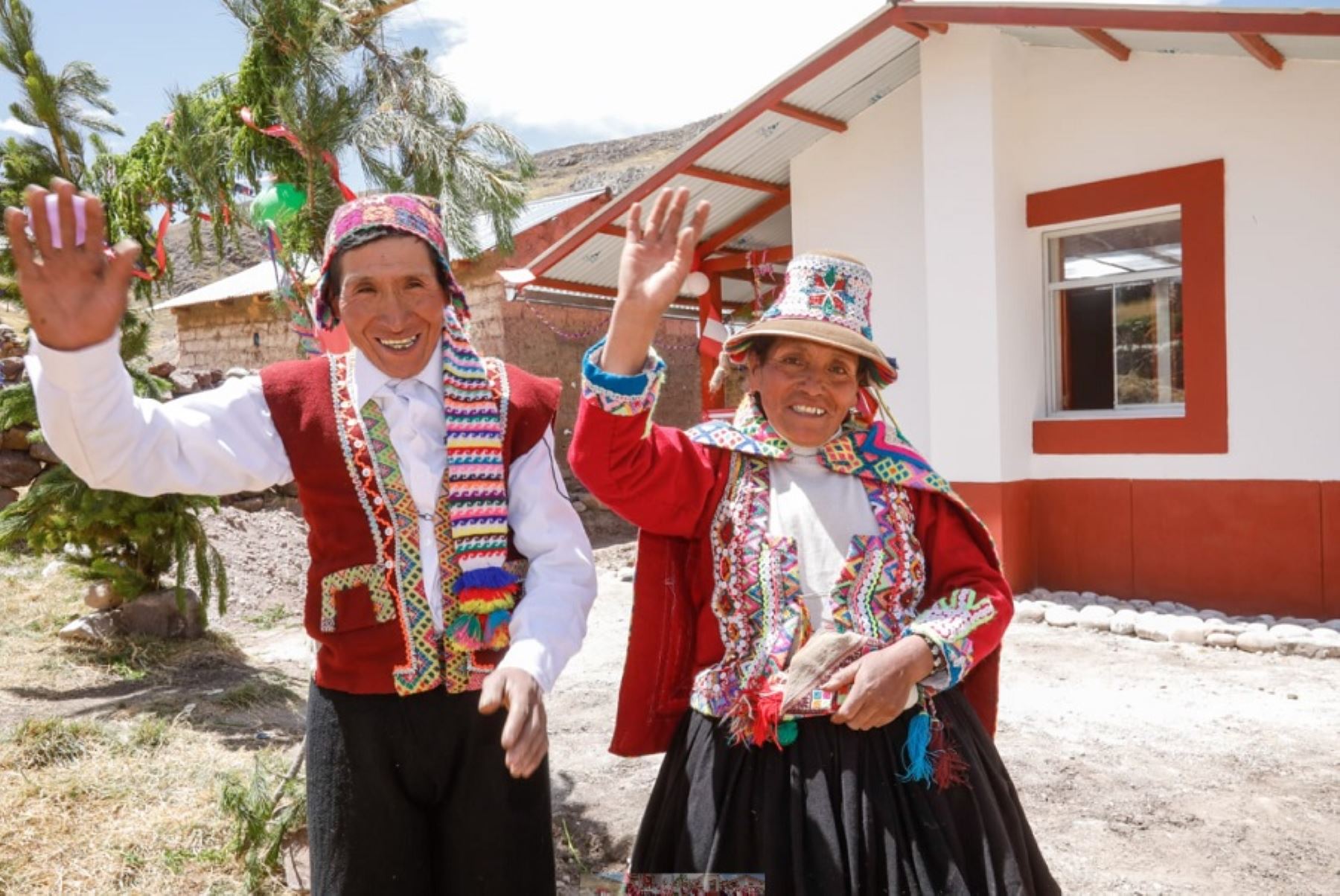El Ministerio de Vivienda, Construcción y Saneamiento (MVCS) entregó 41 viviendas bioclimáticas Sumaq Wasi que protegerán de las bajas temperaturas a familias de zonas rurales de los distritos de Checacupe, Combapata y Pitumarca, en la provincia de Canchis, departamento de Cusco.