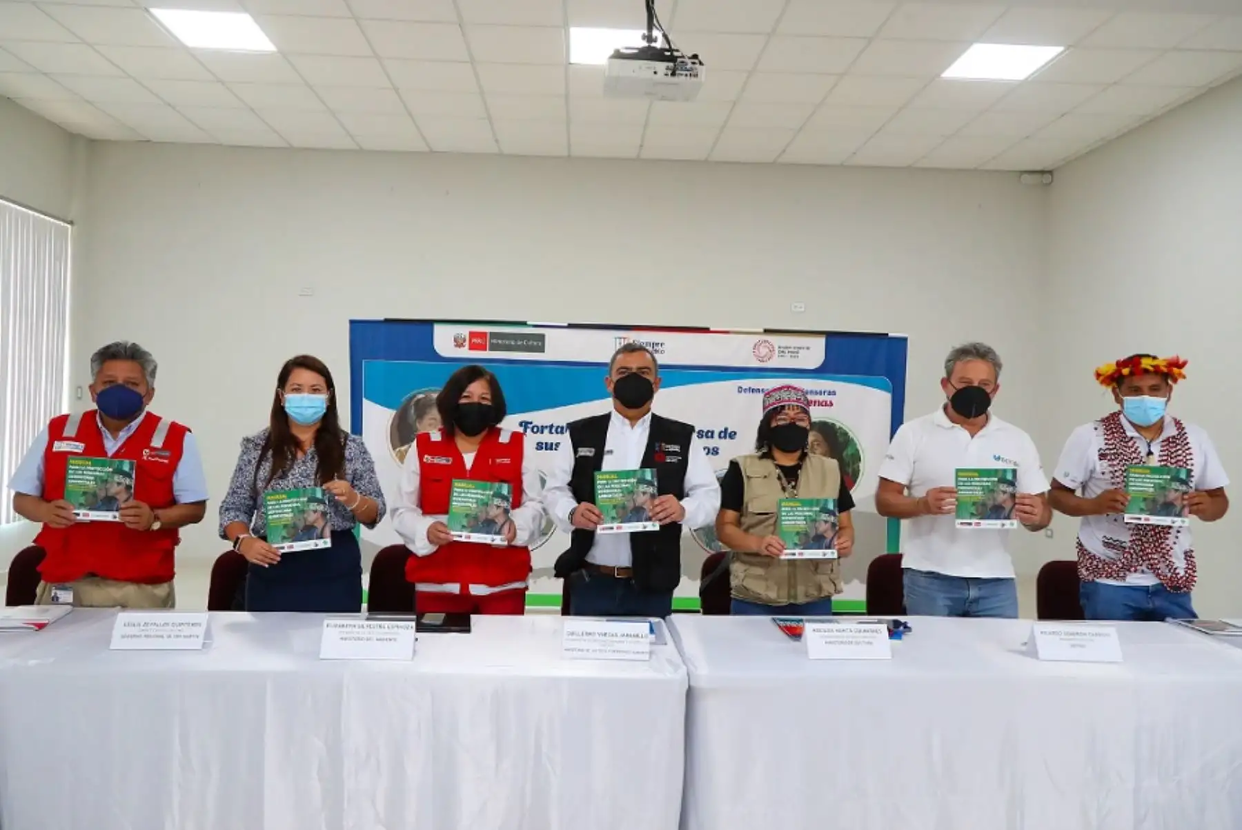 El Ministerio del Ambiente presentó el Manual para la Protección de los Defensores Ambientales, documento que describe los procedimientos para salvaguardar de forma ágil, rápida, dinámica y multisectorial la integridad de las personas defensoras de los derechos humanos y ambientales, en el marco del mecanismo intersectorial de defensores de derechos humanos.