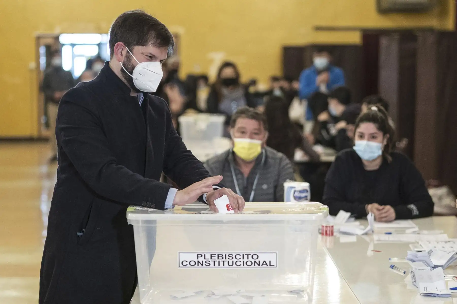 Presidente de Chile, Gabriel Boric, emitió su voto durante un referéndum para aprobar o rechazar una nueva Constitución en un centro de votación en Punta Arenas, Chile. Foto: AFP