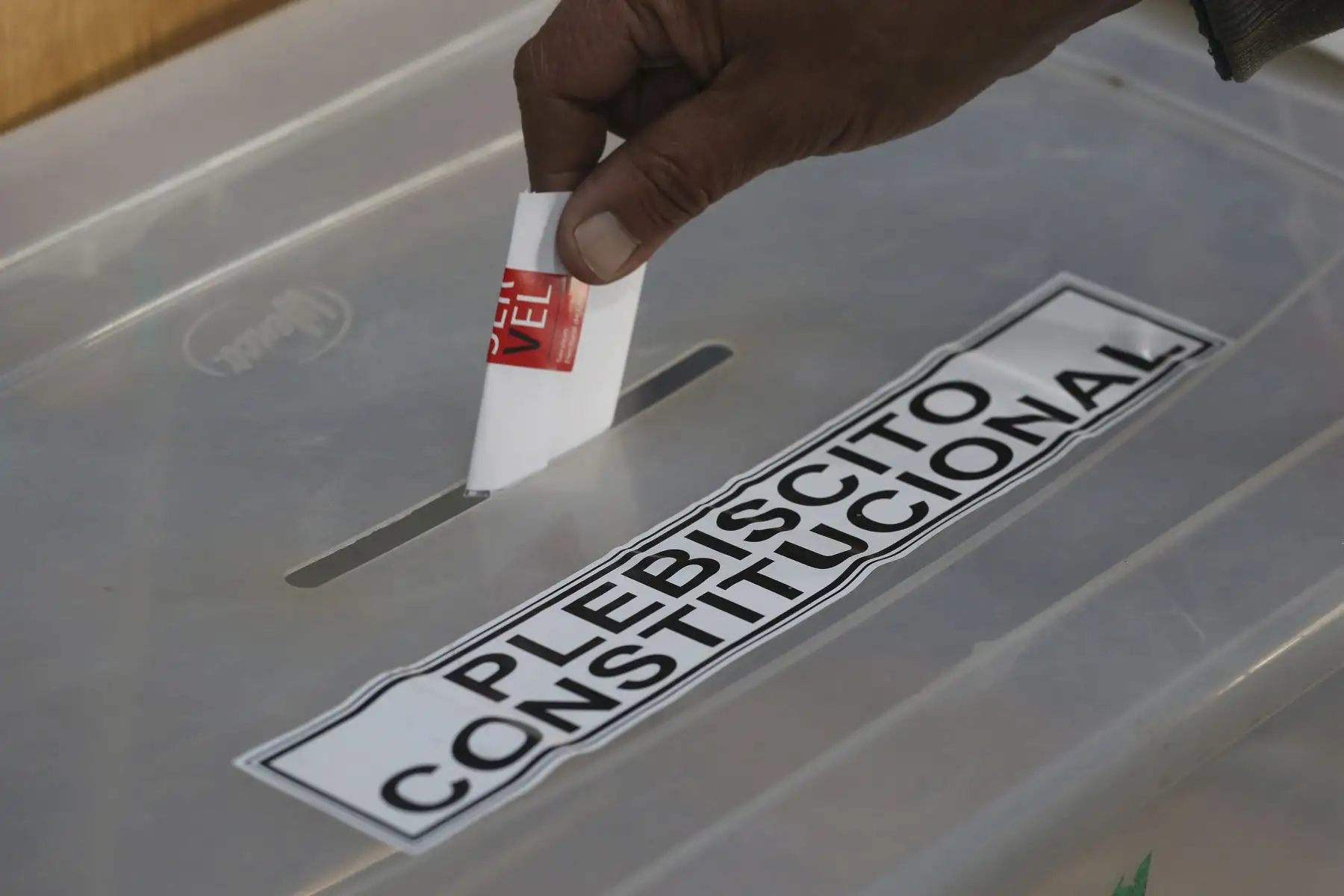 Un hombre vota el plebiscito constitucional hoy, en un colegio electoral en el Instituto Superior de Comercio, en Santiago (Chile). Cerca de 3.000 centros de votación abren este domingo en Chile para dar inicio a una de las votaciones más importantes de su historia reciente, en la que más de 15,1 millones chilenos decidirán si aprueban o rechazan la propuesta de nueva Constitución. Foto: EFE
