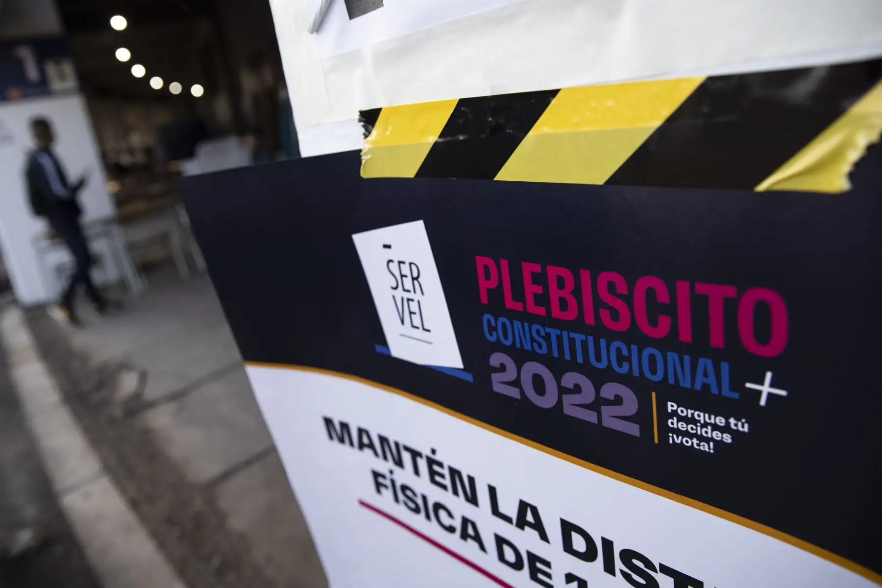 Fotografía de una pieza informativa del servicio electoral antes de la instalación de las mesas de votación para el plebiscito constitucional hoy, en el Estadio Nacional, en Santiago (Chile). Cerca de 3.000 centros de votación abren este domingo en Chile para dar inicio a una de las votaciones más importantes de su historia reciente, en la que más de 15,1 millones chilenos decidirán si aprueban o rechazan la propuesta de nueva Constitución. Foto: EFE