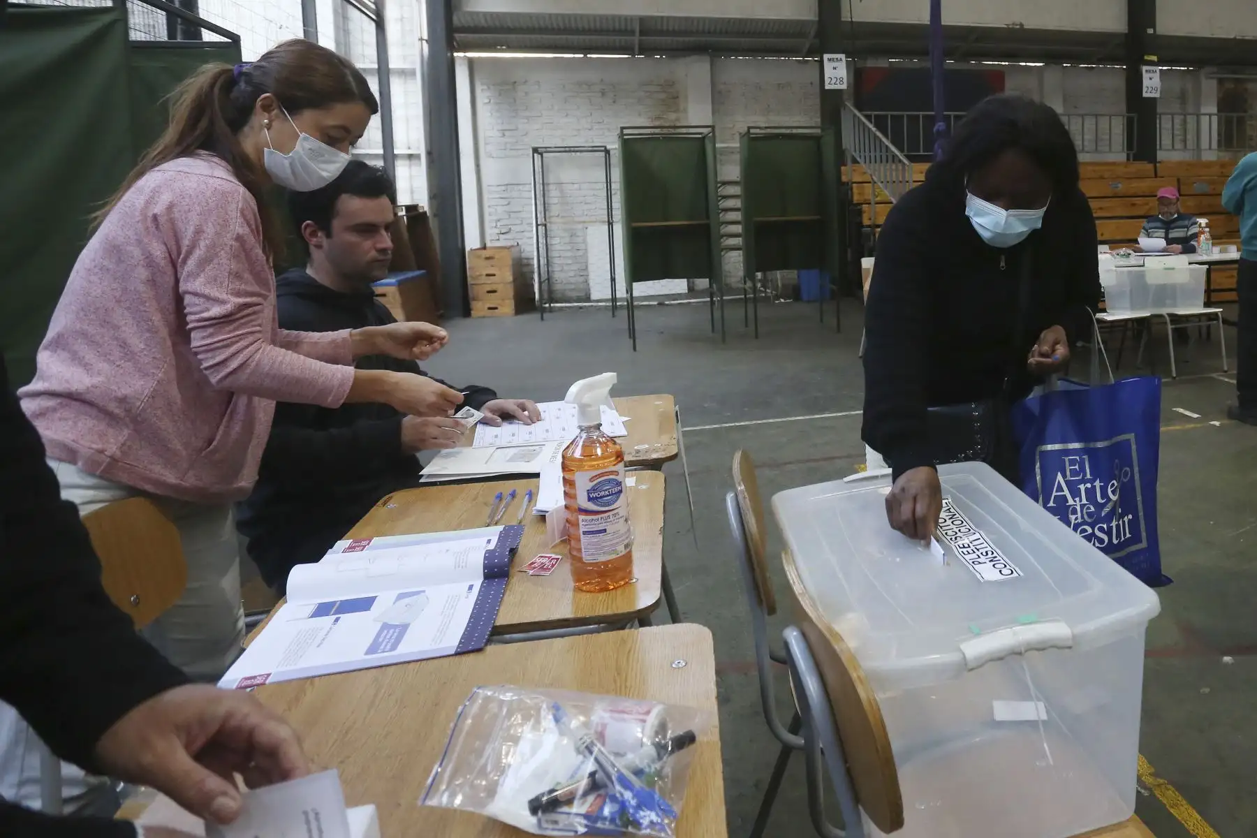 Una mujer vota durante plebiscito constitucional, en el Instituto Superior de Comercio, en Santiago (Chile). Cerca de 3.000 centros de votación abren este domingo en Chile para dar inicio a una de las votaciones más importantes de su historia reciente, en la que más de 15,1 millones chilenos decidirán si aprueban o rechazan la propuesta de nueva Constitución. Foto: EFE