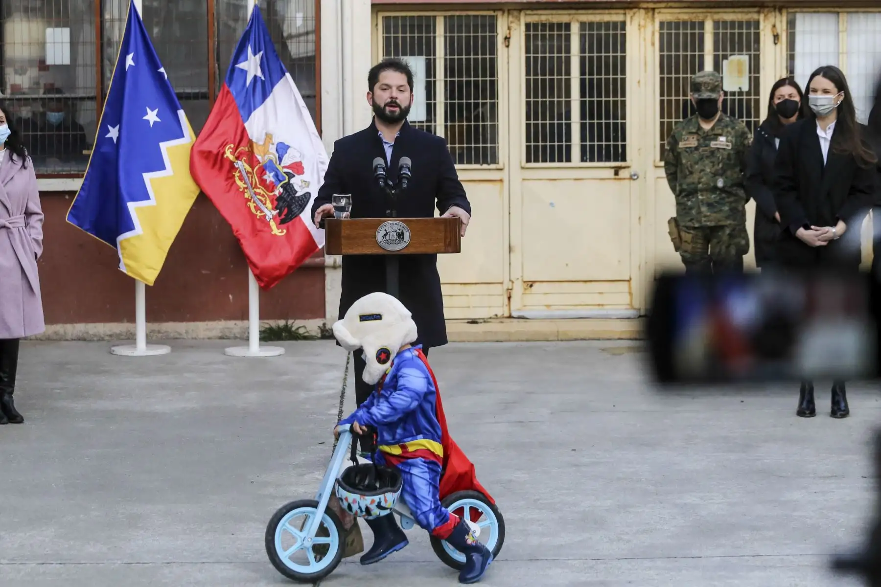 El presidente de Chile, Gabriel Boric, ofrece declaraciones tras votar el plebiscito constitucional hoy, en el Liceo Industrial Armando Quezada Acharan, en la austral ciudad de Punta Arenas (Chile). Boric, acompañado de su pareja, Irina Karamanos, sus padres y uno de sus dos hermanos, votó este domingo en la ciudad meridional de Punta Arenas, e instó a los chilenos a "escribir nuestra historia" frente a los "ojos del mundo que nos está mirando". Foto: EFE