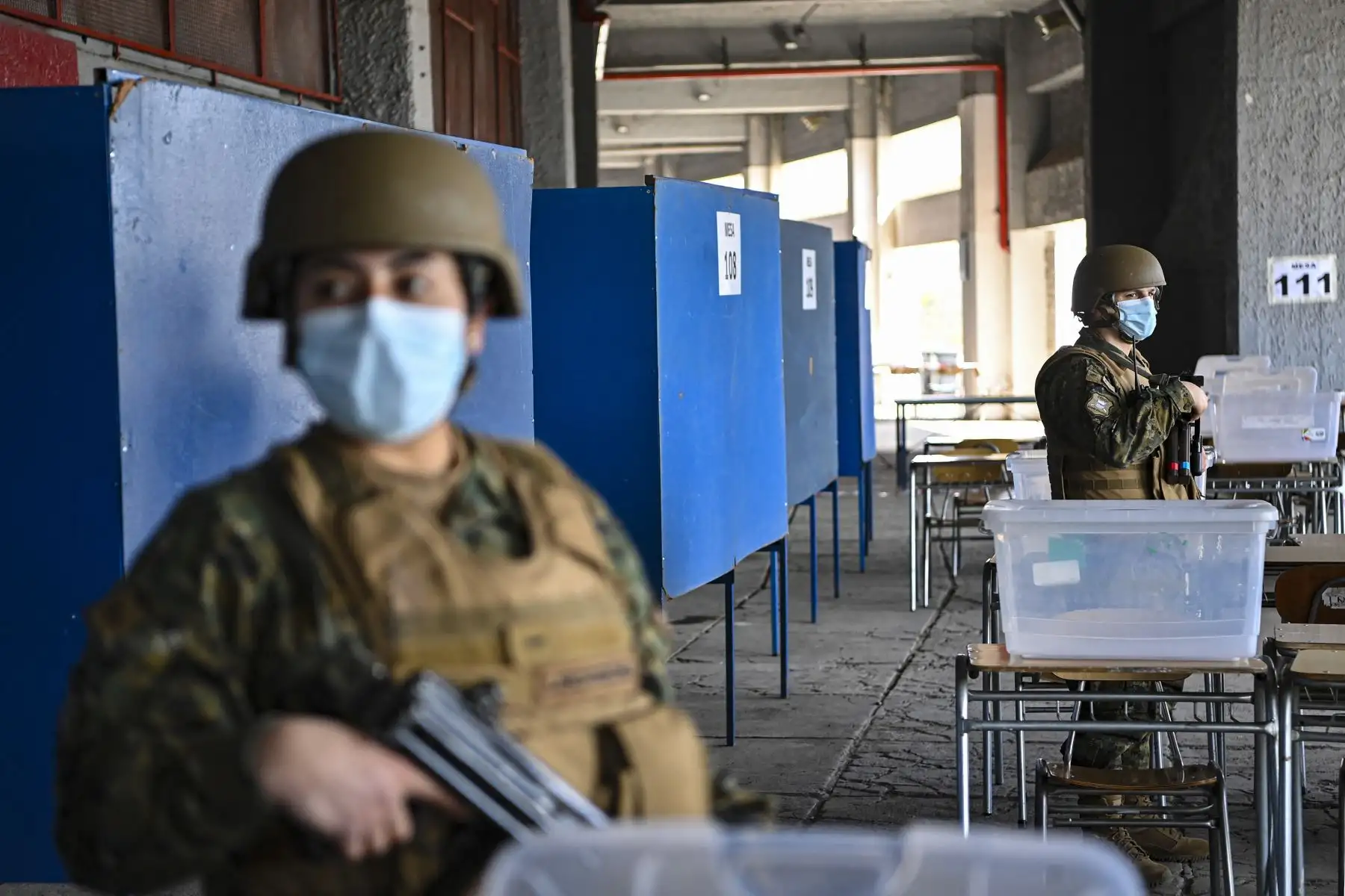 Los soldados brindan seguridad en un colegio electoral de Santiago de Chile. Cerca de 3.000 centros de votación abren este domingo en Chile para dar inicio a una de las votaciones más importantes de su historia reciente, en la que más de 15,1 millones chilenos decidirán si aprueban o rechazan la propuesta de nueva Constitución. Foto: AFP