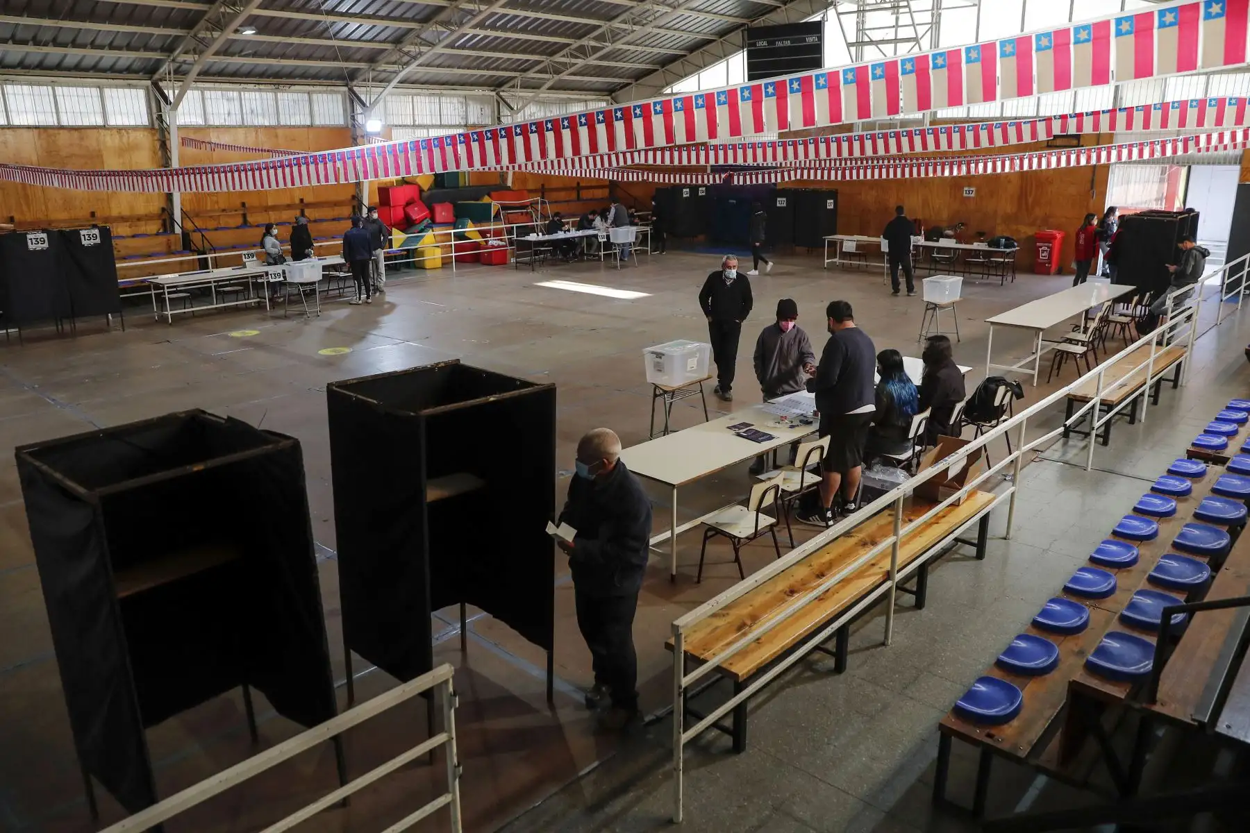 Cerca de 3.000 centros de votación abren este domingo en Chile para dar inicio a una de las votaciones más importantes de su historia reciente, en la que más de 15,1 millones chilenos decidirán si aprueban o rechazan la propuesta de nueva Constitución. Foto: AFP