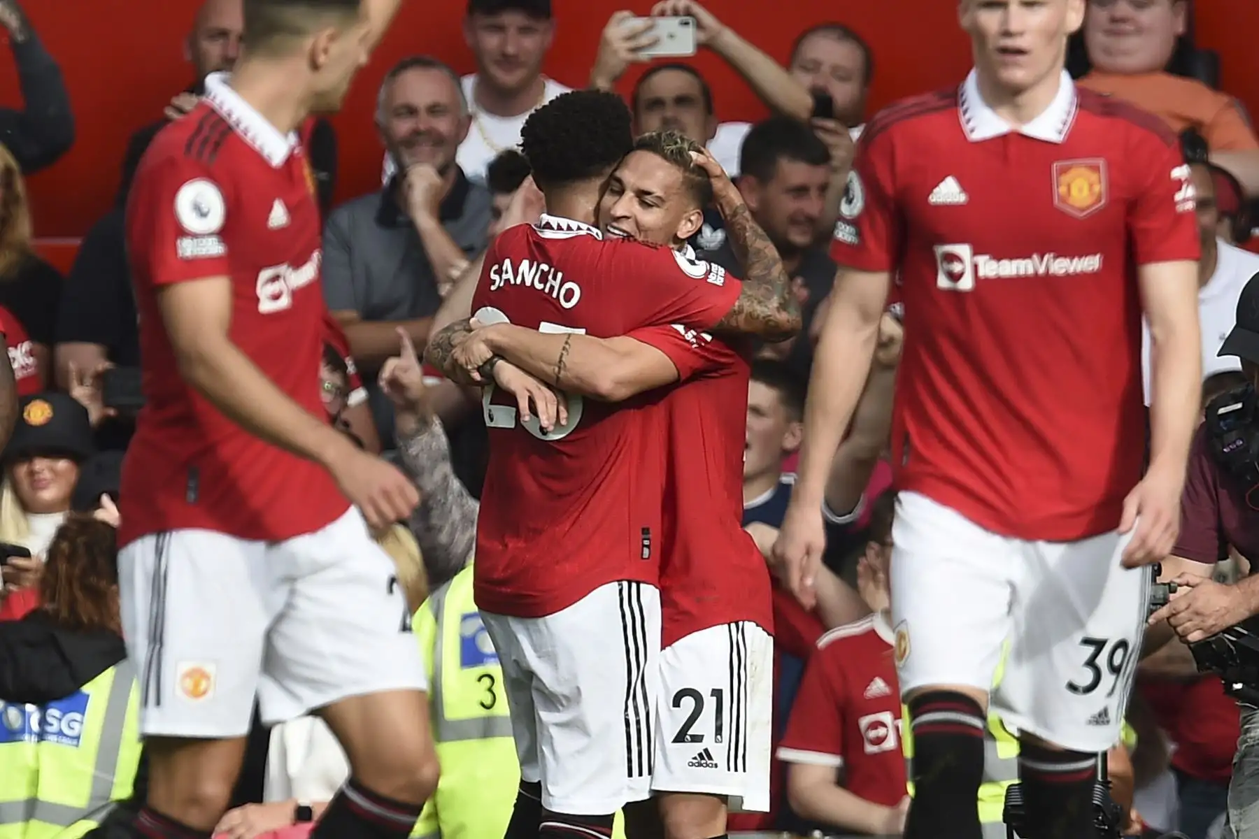 Antony del Manchester United celebra tras anotar durante el partido de fútbol de la Premier League inglesa entre el Manchester United y el Arsenal FC en Manchester, Gran Bretaña. Foto: EFE