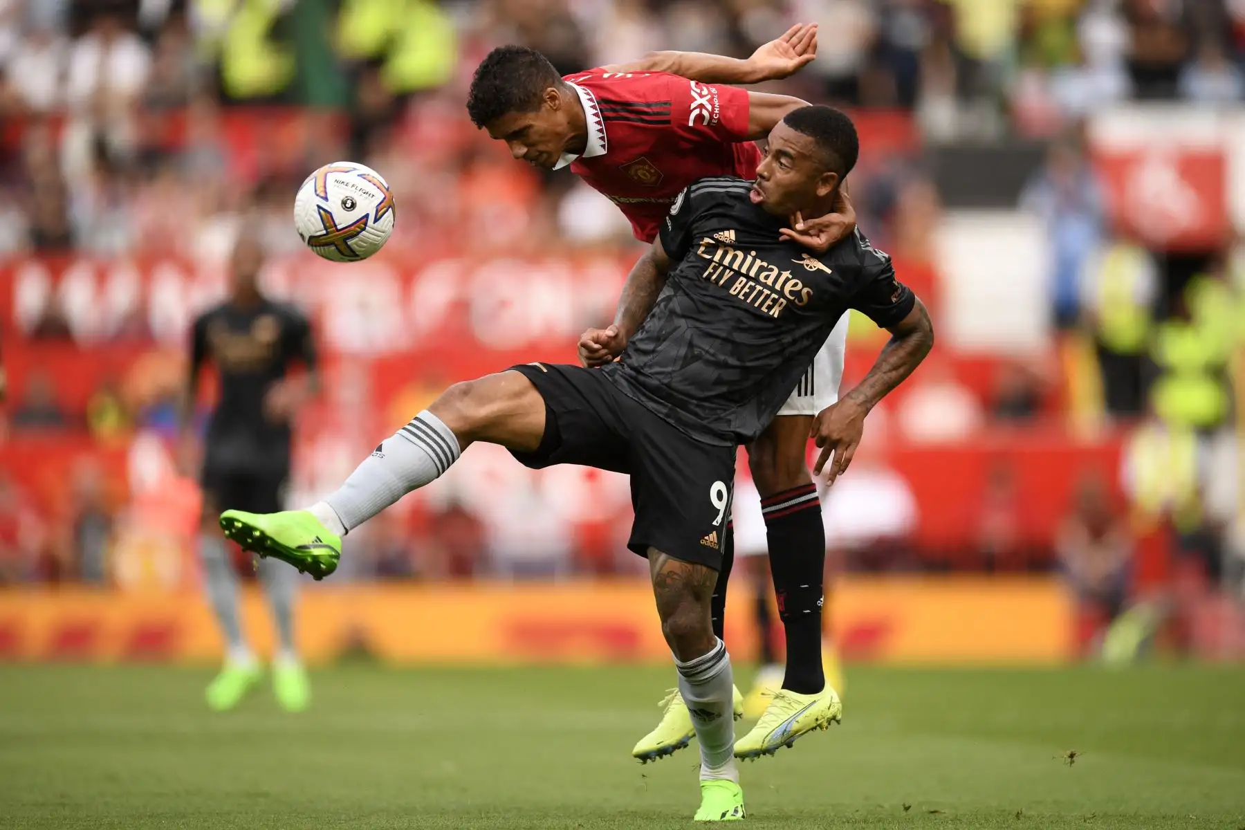 El defensor francés del Manchester United Raphael Varane (L) compite con el delantero brasileño del Arsenal Gabriel Jesus (R) durante el partido de fútbol de la Premier League inglesa entre el Manchester United y el Arsenal en Old Trafford en Manchester, noroeste de Inglaterra. Foto: AFP