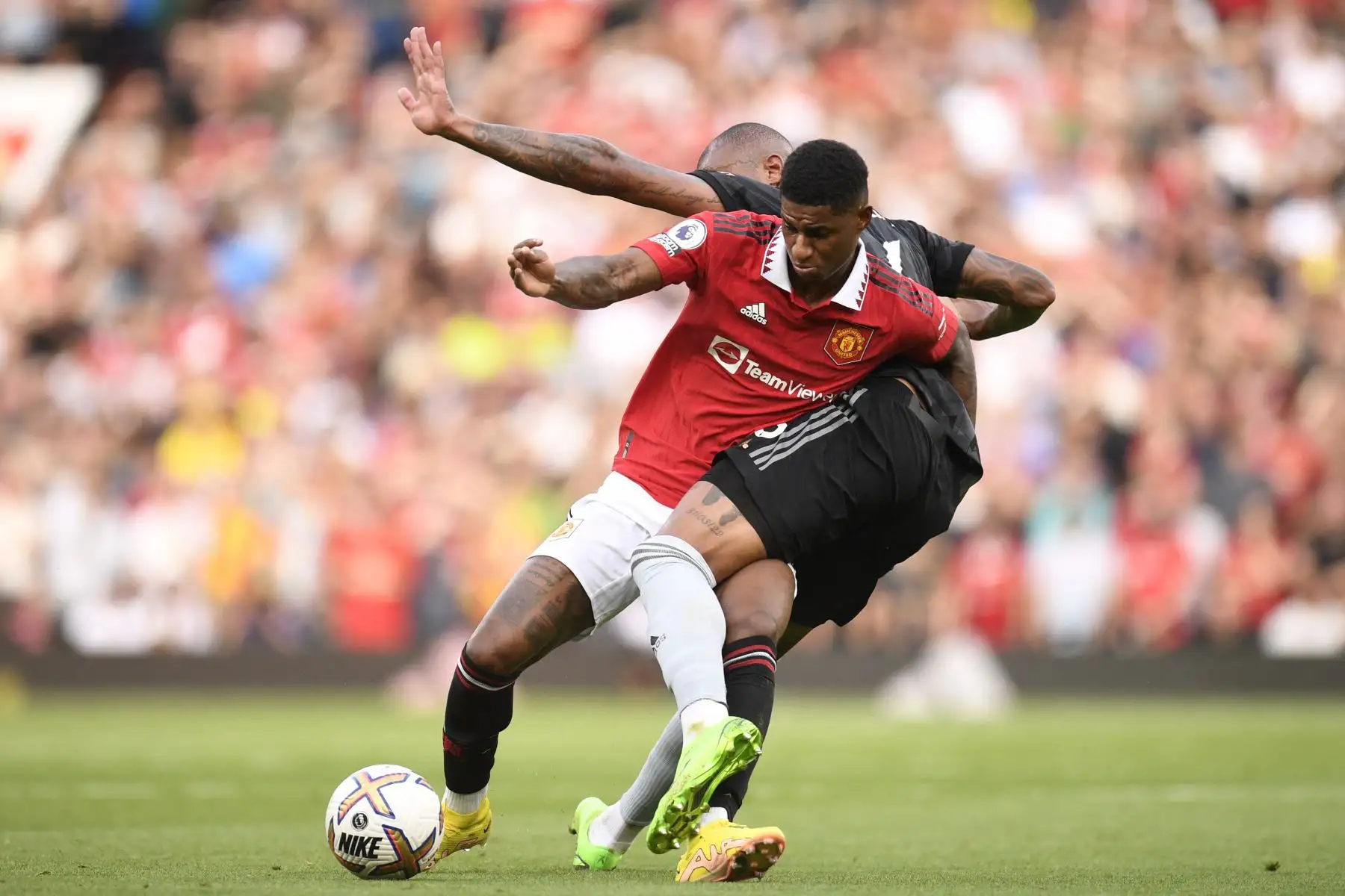 El delantero inglés del Manchester United Marcus Rashford (L) compite con el defensor brasileño del Arsenal Gabriel Magalhaes (R) durante el partido de fútbol de la Premier League inglesa entre el Manchester United y el Arsenal en Old Trafford en Manchester, noroeste de Inglaterra. Foto: AFP