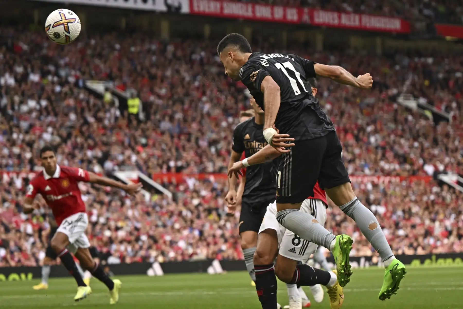 El mediocampista brasileño del Arsenal Gabriel Martinelli (D) tiene este intento de cabeza salvado durante el partido de fútbol de la Premier League inglesa entre el Manchester United y el Arsenal en Old Trafford en Manchester, noroeste de Inglaterra. Foto: AFP