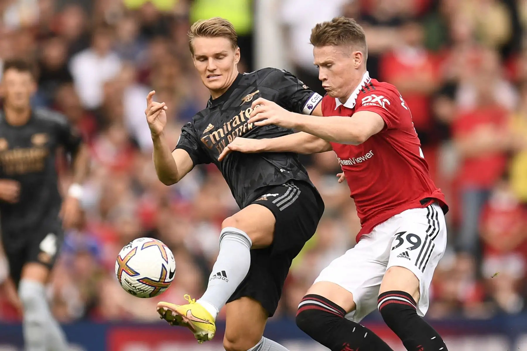 El mediocampista escocés del Manchester United Scott McTominay (R) compite con el mediocampista noruego del Arsenal Martin Odegaard (L) durante el partido de fútbol de la Premier League inglesa entre el Manchester United y el Arsenal en Old Trafford en Manchester, noroeste de Inglaterra. Foto: AFP