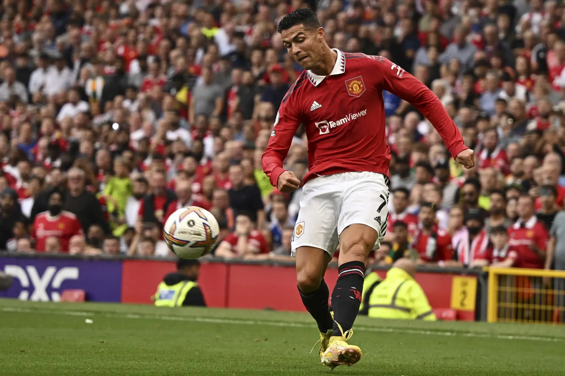 El delantero portugués del Manchester United, Cristiano Ronaldo, cruza el balón durante el partido de fútbol de la Premier League inglesa entre el Manchester United y el Arsenal en Old Trafford en Manchester, noroeste de Inglaterra. Foto: AFP