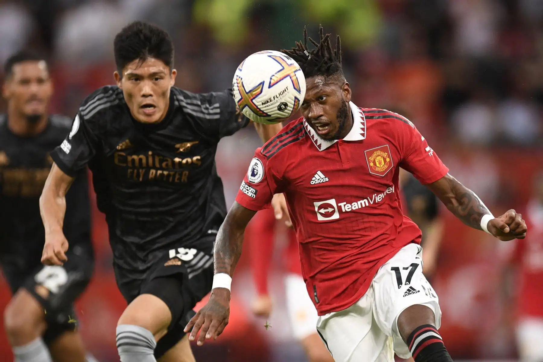 El mediocampista brasileño del Manchester United Fred (R) compite con el defensor japonés del Arsenal Takehiro Tomiyasu (L) durante el partido de fútbol de la Premier League inglesa entre el Manchester United y el Arsenal en Old Trafford en Manchester, noroeste de Inglaterra. Foto: AFP