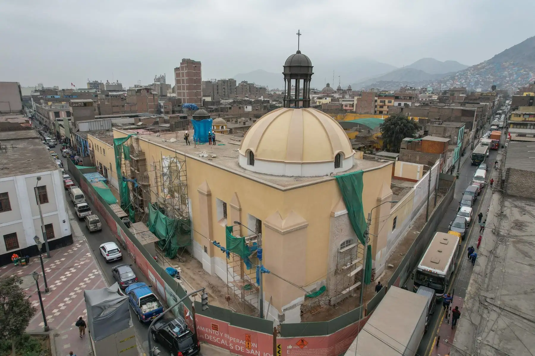 La Municipalidad de Lima a través de ProLima realiza trabajos de restauración en la iglesia de las Descalzas de San José, ubicada en la plaza Italia en Barrios Altos. 
Foto: ANDINA/Andrés Valle