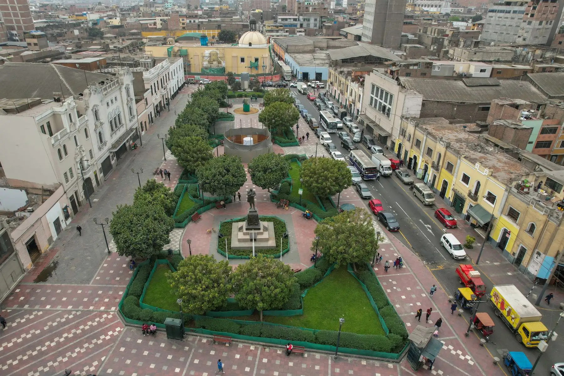 Municipalidad de Lima está realizando en el entorno de la plaza Italia, de Barrios Altos, tomando como modelo los trabajos hechos por Prolima en la plaza Francia, del Cercado. 
Foto: ANDINA/Andrés Valle