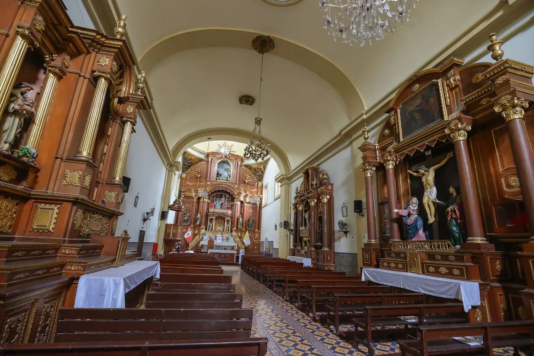 Como parte de la recuperación del Centro de Lima, esta quincena Prolima entregará los trabajos de recuperación de la iglesia de las Descalzas, en la plaza Italia. 
Foto: ANDINA/Andrés Valle
