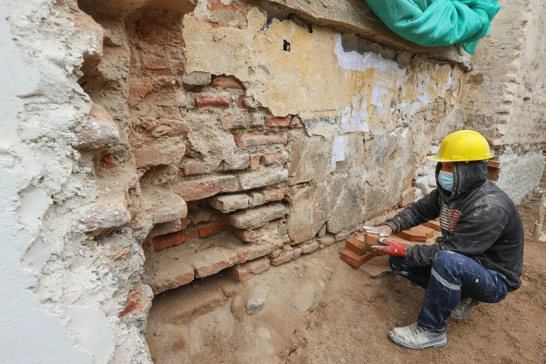 Vistas desde fuera, las paredes tarrajeadas y pintadas de anaranjado del templo, engañaban. Muchos transeúntes pensaban que se trataba de un edificio moderno. Pero sus muros ocultan la historia de un antiguo monasterio de clausura, fundado en 1602, por el arzobispo Toribio de Mogrovejo y las monjas concepcionistas. 
Foto: ANDINA/Andrés Valle
