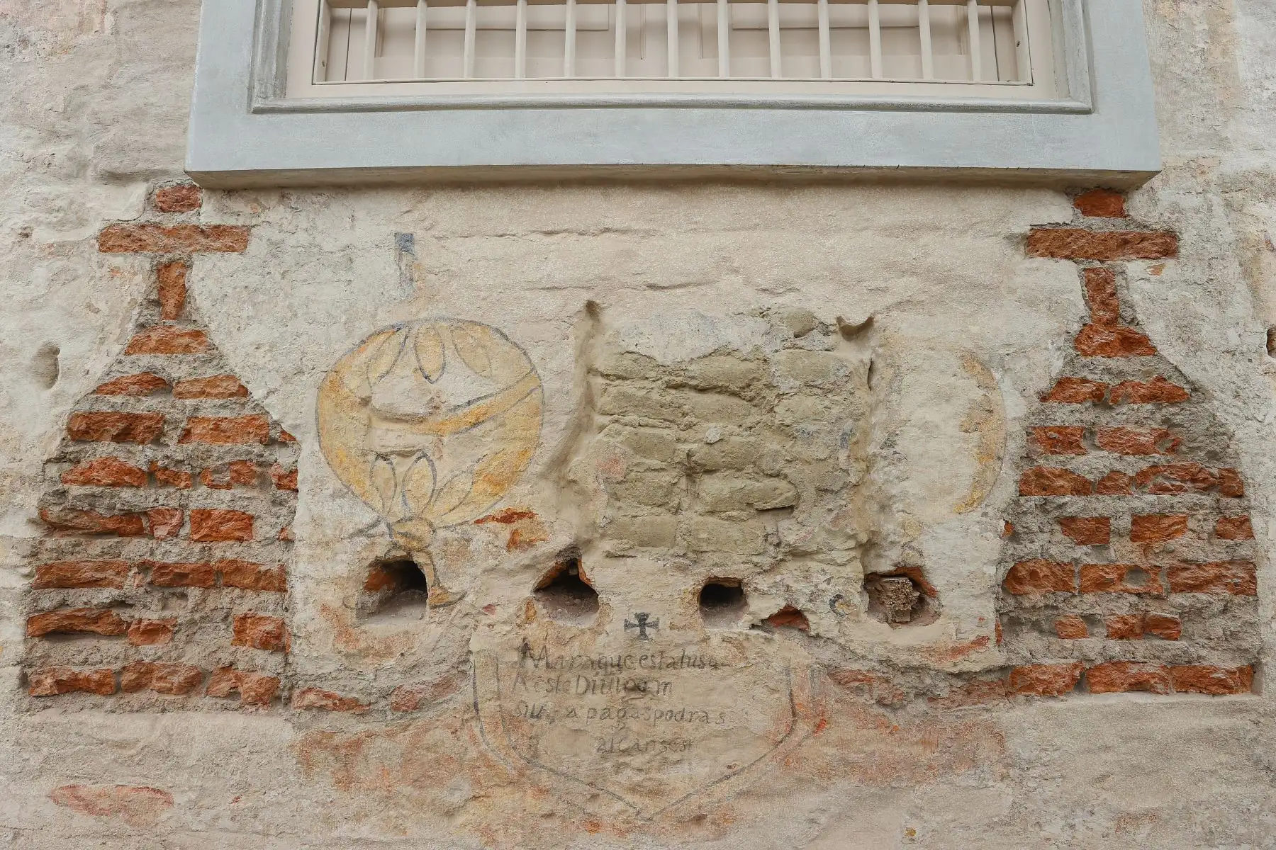 Vistas desde fuera, las paredes tarrajeadas y pintadas de anaranjado del templo, engañaban. Muchos transeúntes pensaban que se trataba de un edificio moderno. Pero sus muros ocultan la historia de un antiguo monasterio de clausura, fundado en 1602, por el arzobispo Toribio de Mogrovejo y las monjas concepcionistas. 
Foto: ANDINA/Andrés Valle