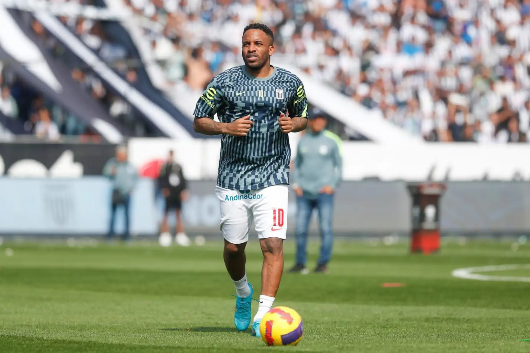 Imágenes previas al partido entre Alianza Lima y Universitario en el Estadio Alejandro Villanueva.
Foto: ANDINA/Renato Pajuelo