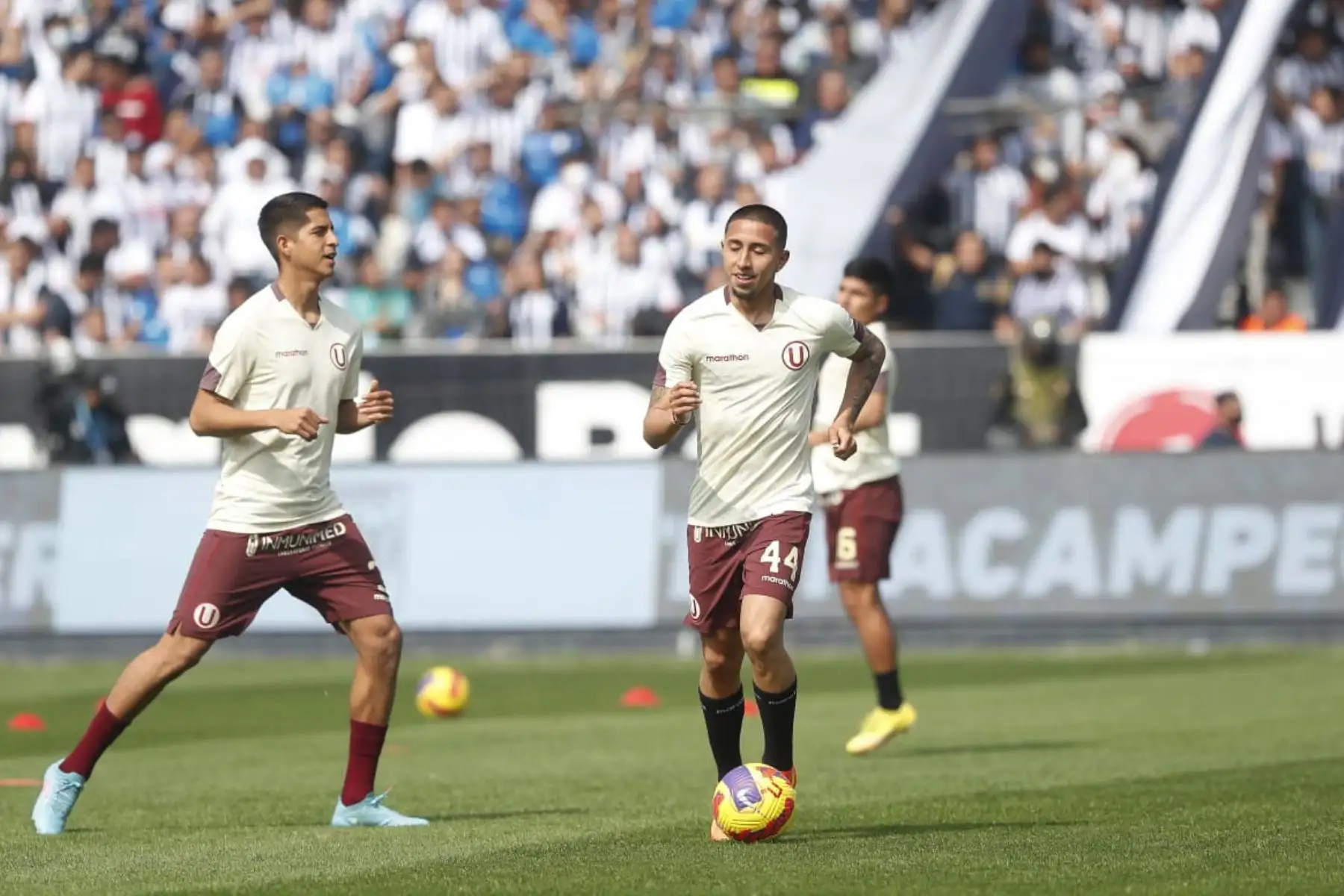 Imágenes previas al partido entre Alianza Lima y Universitario en el Estadio Alejandro Villanueva.
Foto: ANDINA/Renato Pajuelo