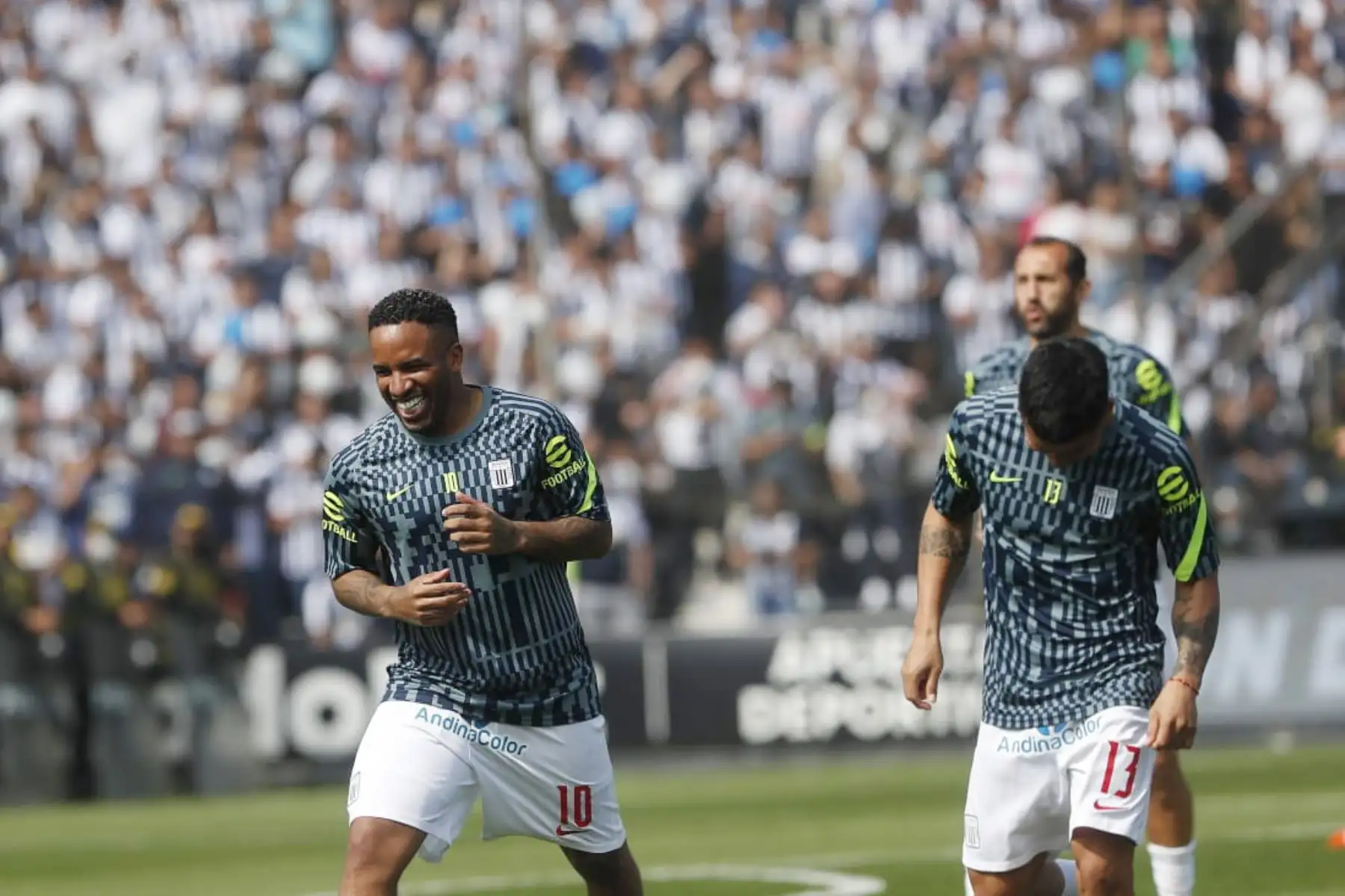 Imágenes previas al partido entre Alianza Lima y Universitario en el Estadio Alejandro Villanueva.
Foto: ANDINA/Renato Pajuelo