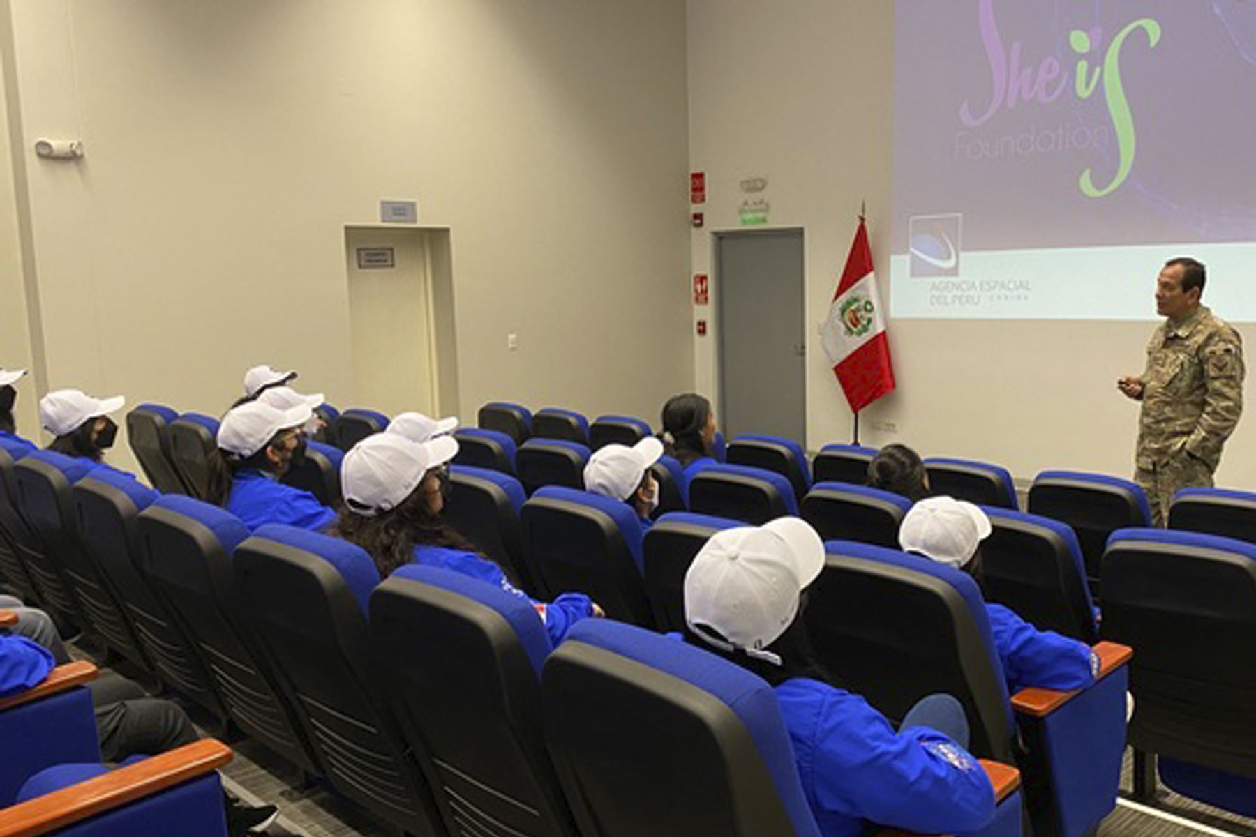Poco antes de tomar su vuelo, las catorce niñas participaron de una ceremonia organizada por CONIDA.