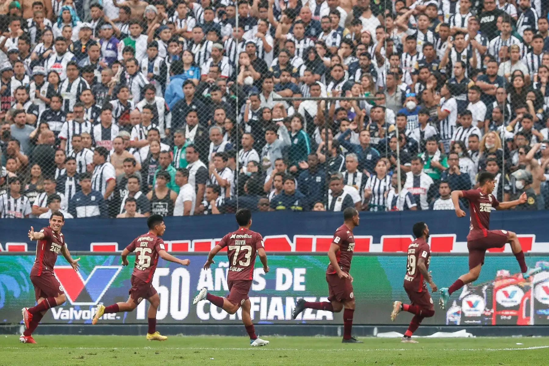 Leonardo Rugel de Universitario celebra junto a sus compañeros tras anotar el primer gol ante Alianza Lima por la fecha diez de la Liga 1, en Matute. Foto: ANDINA/Renato Pajuelo