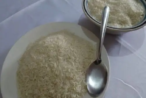 El arroz fortificado disminuye el riesgo de sufrir enfermedades como la anemia, además de favorecer la formación de células y tejidos, debido a la incorporación de vitaminas (A, B1, B3, B6, B12, D, E), ácido fólico, y minerales como el hierro y zinc.