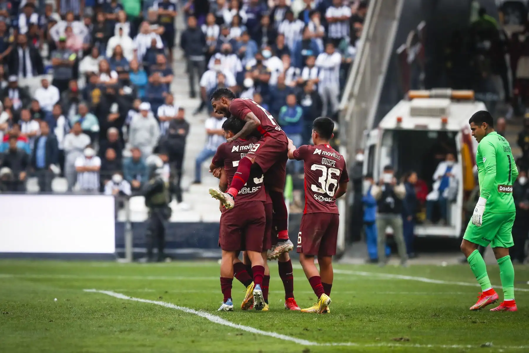 Alexander Succar de Universitario celebra con sus compañeros tras marcar el 2 a 0 ante Alianza Lima por la fecha diez de la Liga 1, en Matute. Foto: ANDINA/Renato Pajuelo