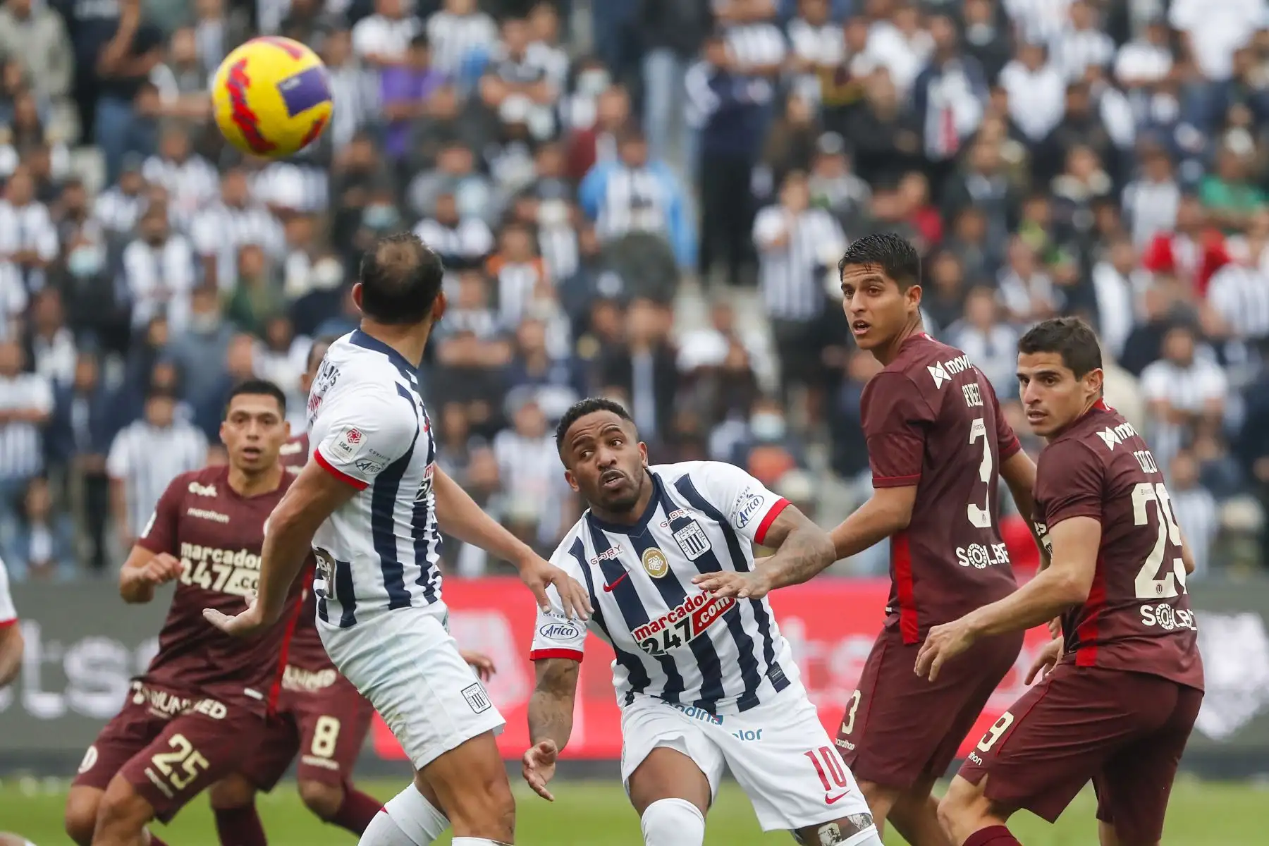 Jefferson Farfán disputa un balón ante la marca de Universitario durante partido por la fecha diez de la Liga 1, en Matute. Foto: ANDINA/Renato Pajuelo Jefferson Farfán disputa un balón ante la marca de Universitario durante partido por la fecha diez de la Liga 1, en Matute. Foto: ANDINA/Renato Pajuelo