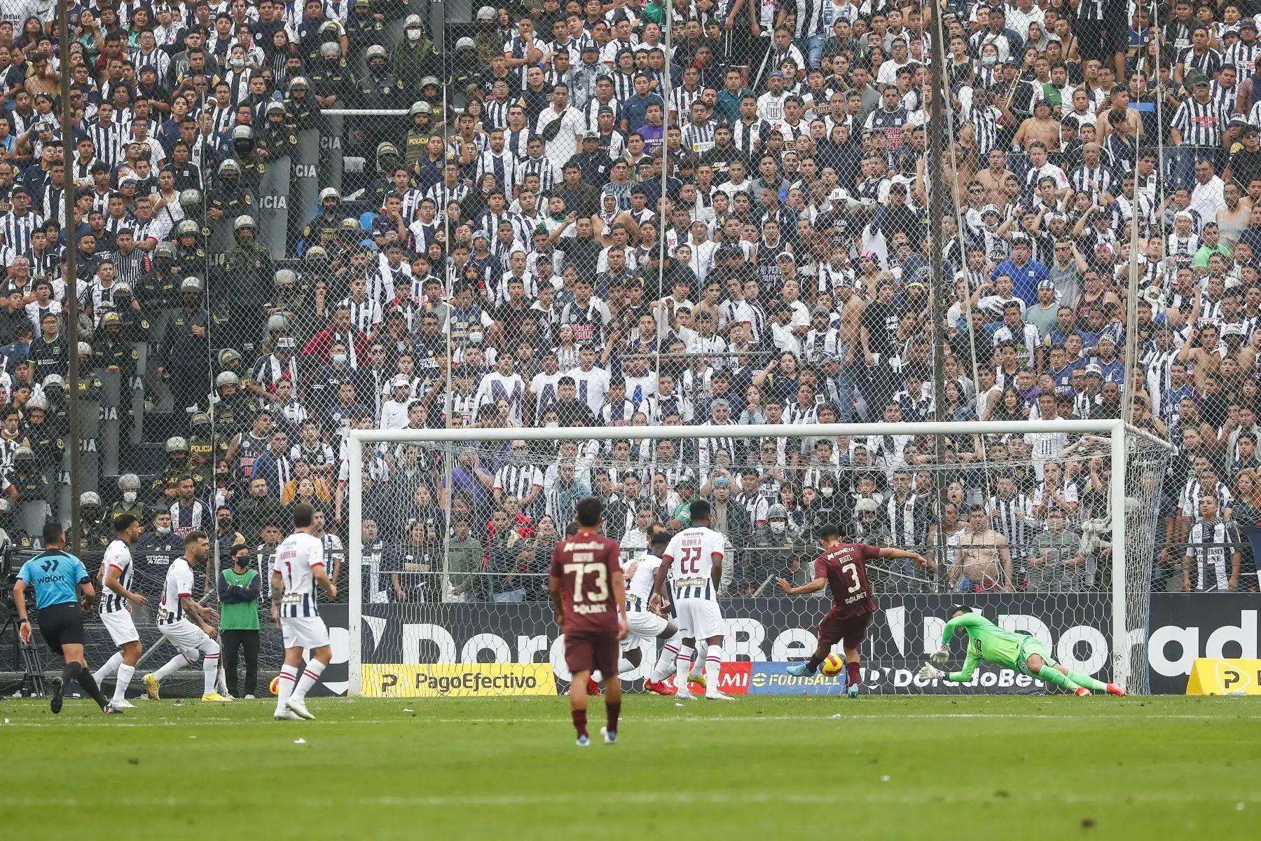 Leonardo Rugel de Universitario anota el 1-0 a Alianza Lima durante partido por la fecha diez del Torneo Clausura, en Matute. Foto: ANDINA/Renato Pajuelo