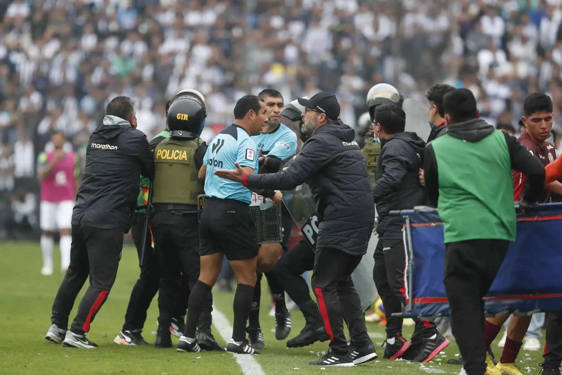 Se generan trifulcas durante el clásico entre Alianza Lima y Universitario de Deportes, en Matute. Foto: ANDINA/Renato Pajuelo