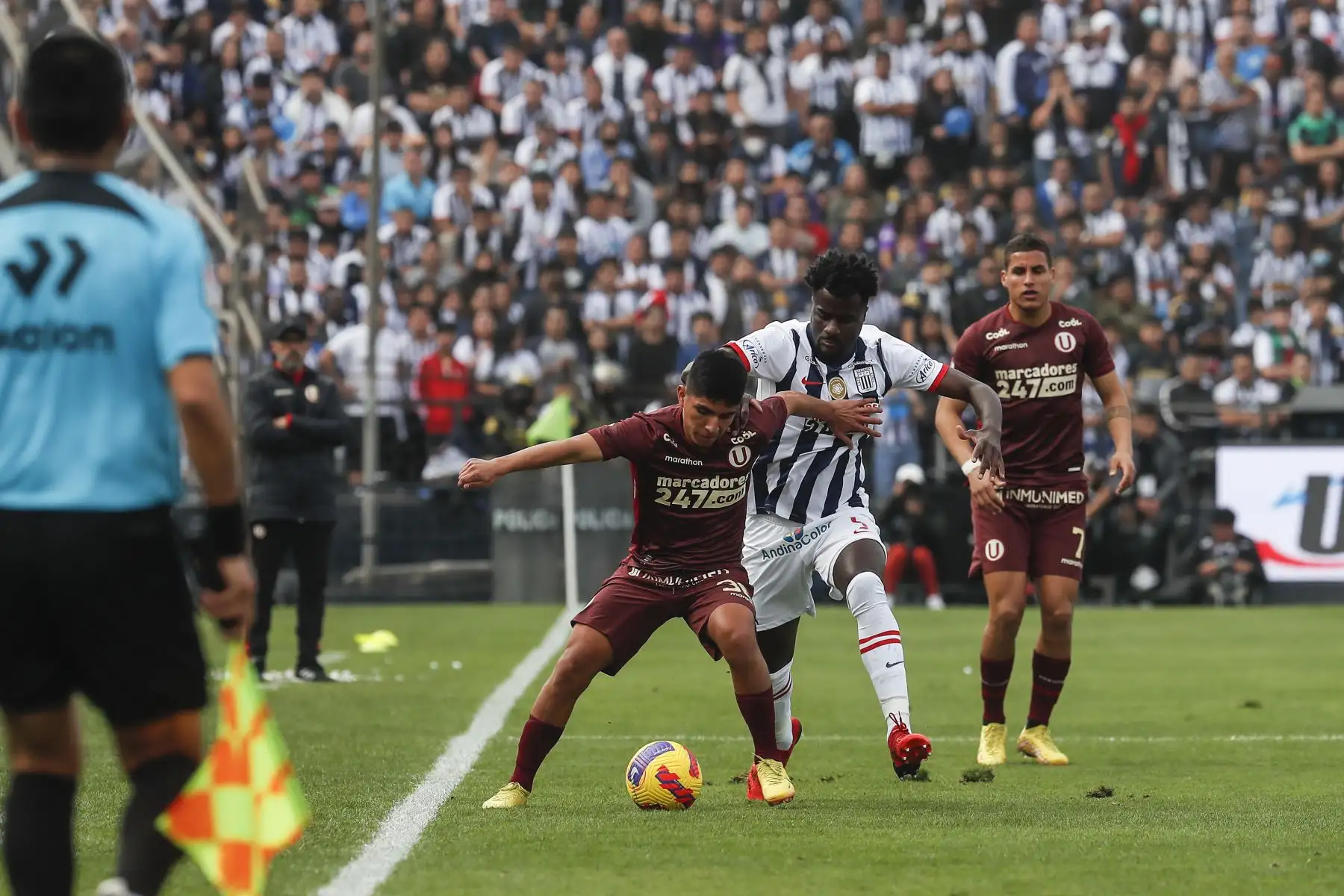 Piero Quispe de Universitario disputa un balón con Christian Ramos de Alianza Lima durante partido por la décima fecha la Liga 1, en Matute. Foto: ANDINA/Renato Pajuelo