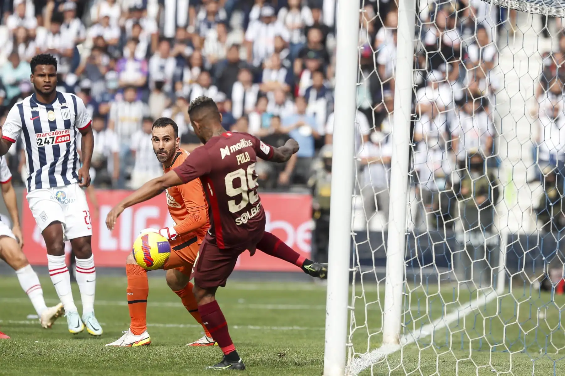 Andy Polo de Universitario despeja un disparo de Alianza Lima durante partido por la décima fecha de la Liga 1, en Matute. Foto: ANDINA/Renato Pajuelo