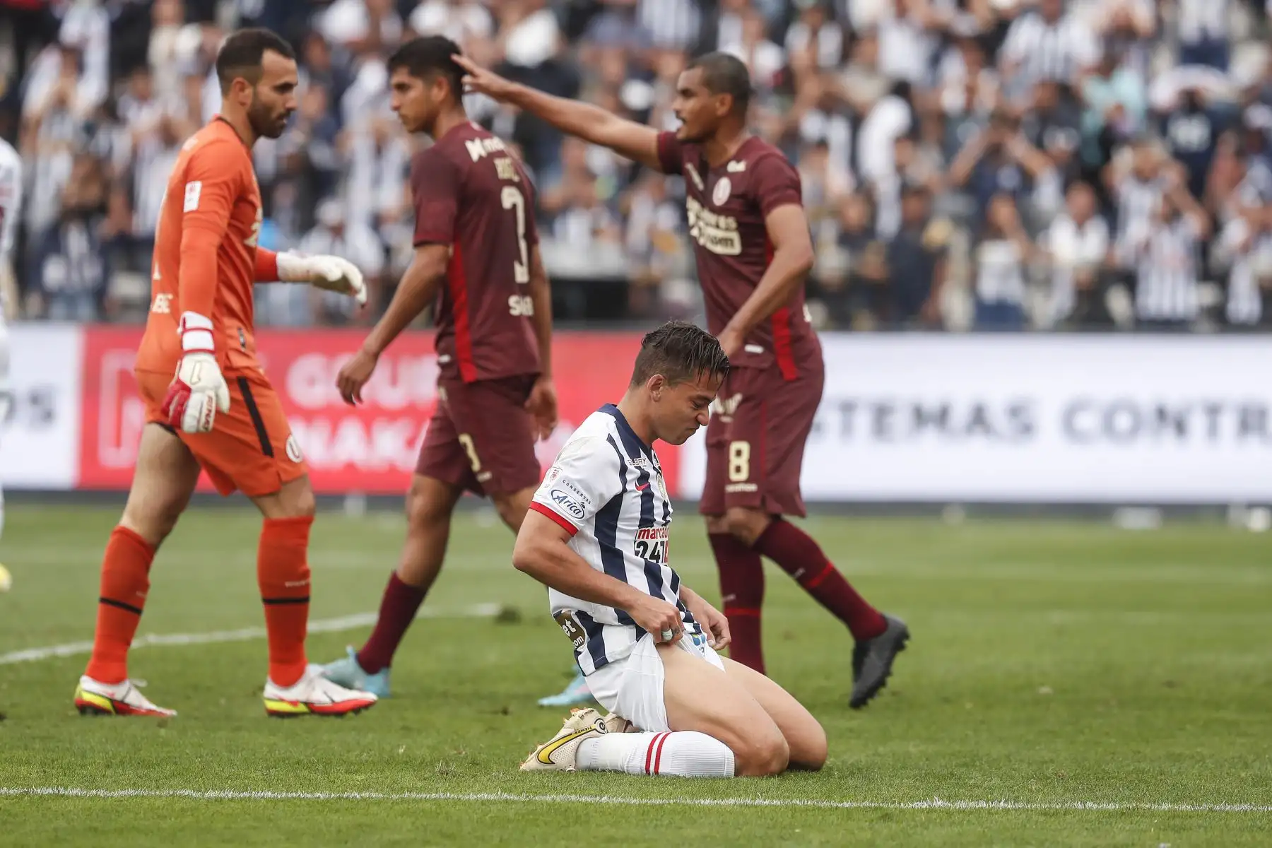 Cristian Benavente de Alianza Lima se lamenta tras perder una opción de gol durante partido frente a Universitario por la décima fecha la Liga 1, en Matute. Foto: ANDINA/Renato Pajuelo