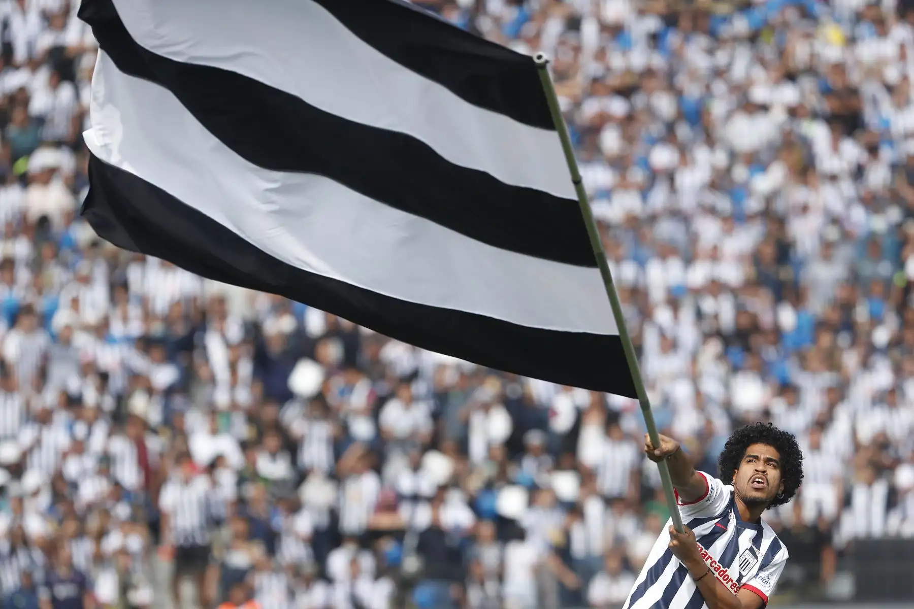 Imágenes previas al partido entre Alianza Lima y Universitario en el Estadio Alejandro Villanueva. Foto: ANDINA/Renato Pajuelo