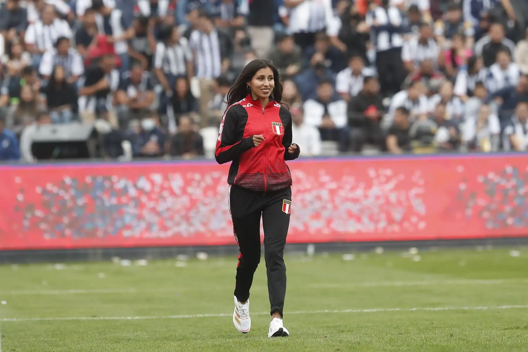 Alianza Lima homenajeó a Kimberly García durante el clásico contra Universitario. Foto: ANDINA/Renato Pajuelo