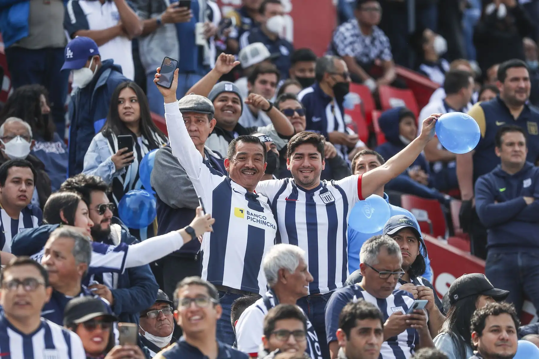 Imágenes previas al partido entre Alianza Lima y Universitario en el Estadio Alejandro Villanueva. Foto: ANDINA/Renato Pajuelo
