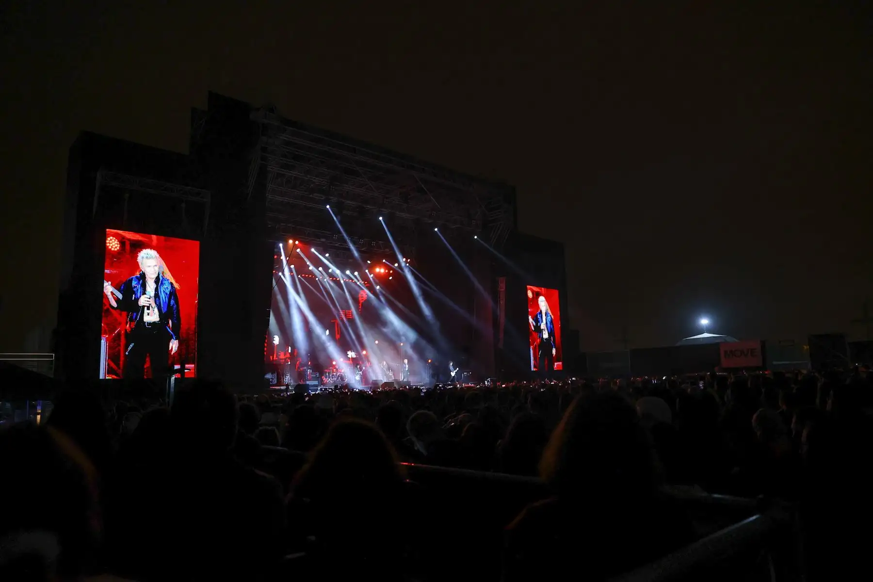 Billy Idol, una de las figuras más icónicas de la era de los 80s y 90s, se presentó por primera vez en la capital, haciendo rockear a sus fanáticos con toda su energía, tocando himnos que marcaron toda una generación.
Foto: ANDINA/Andrés Valle