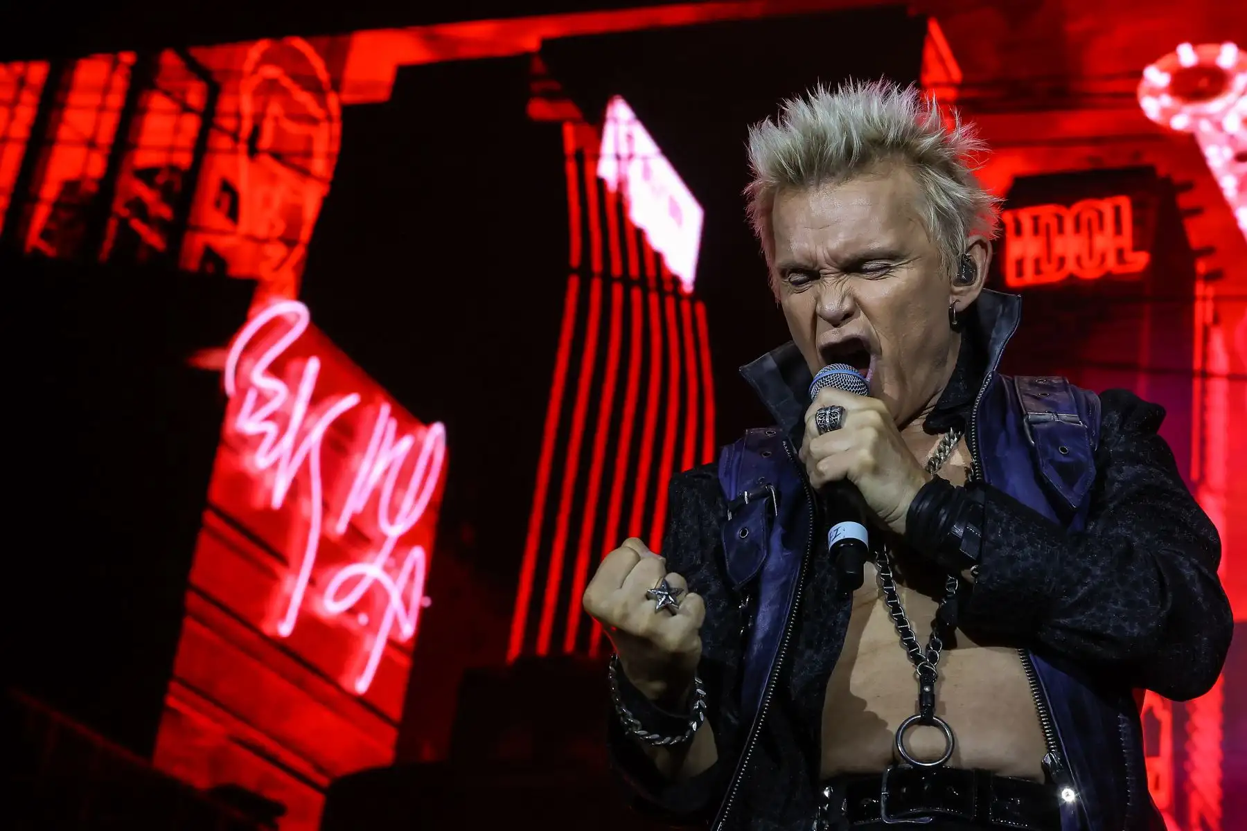 Billy Idol, una de las figuras más icónicas de la era de los 80s y 90s, se presentó por primera vez en la capital, haciendo rockear a sus fanáticos con toda su energía, tocando himnos que marcaron toda una generación.
Foto: ANDINA/Andrés Valle