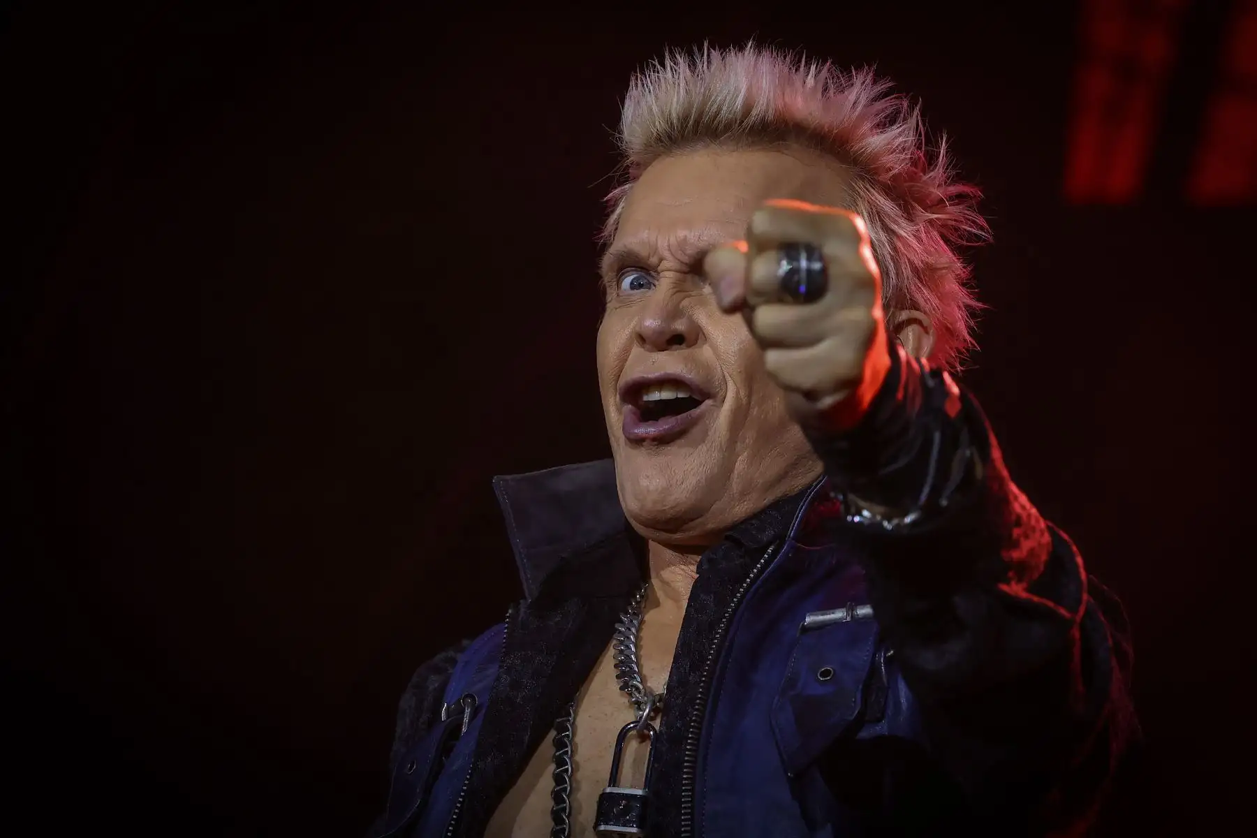 Billy Idol, una de las figuras más icónicas de la era de los 80s y 90s, se presentó por primera vez en la capital, haciendo rockear a sus fanáticos con toda su energía, tocando himnos que marcaron toda una generación.
Foto: ANDINA/Andrés Valle