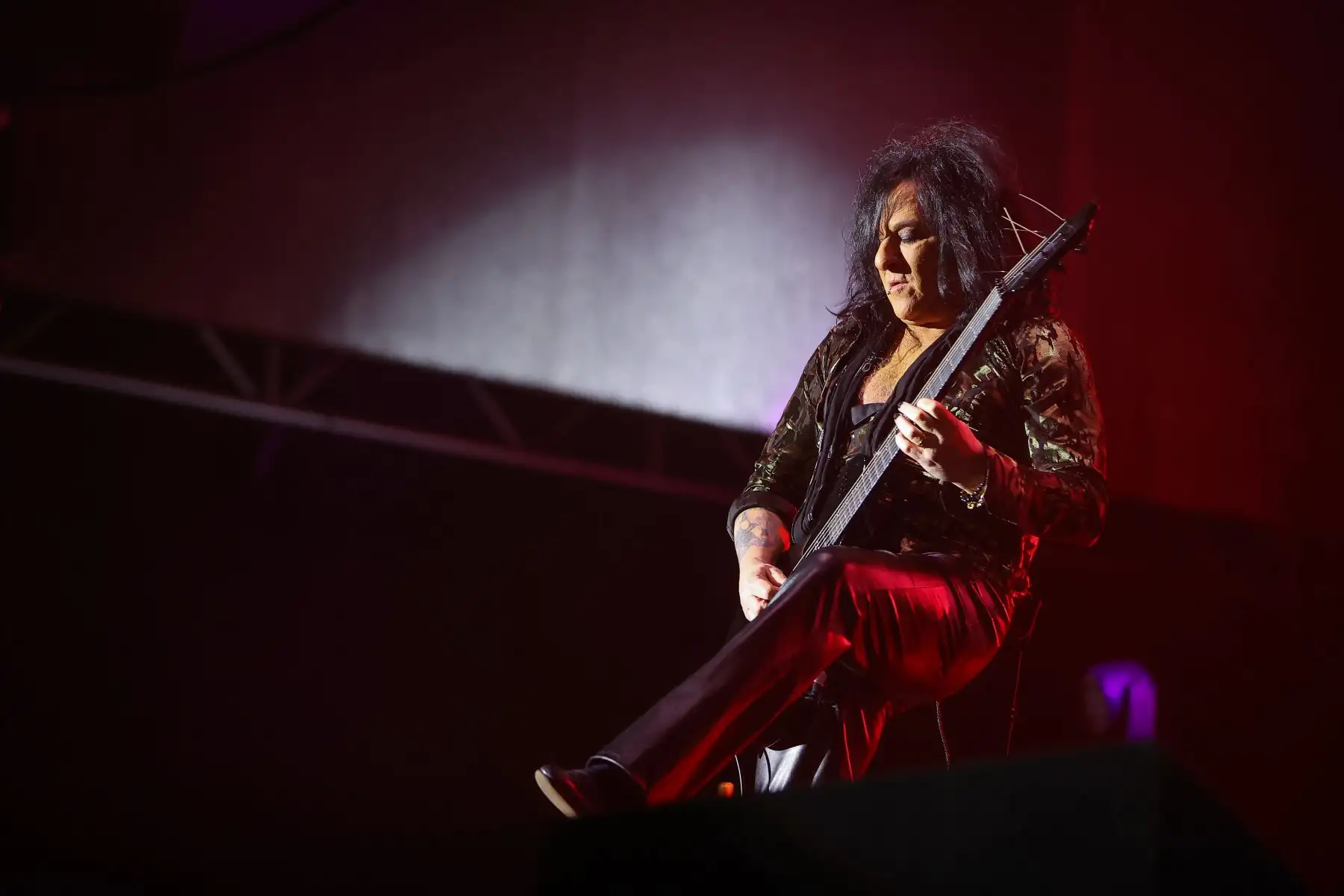 Billy Idol, una de las figuras más icónicas de la era de los 80s y 90s, se presentó por primera vez en la capital, haciendo rockear a sus fanáticos con toda su energía, tocando himnos que marcaron toda una generación.
Foto: ANDINA/Andrés Valle