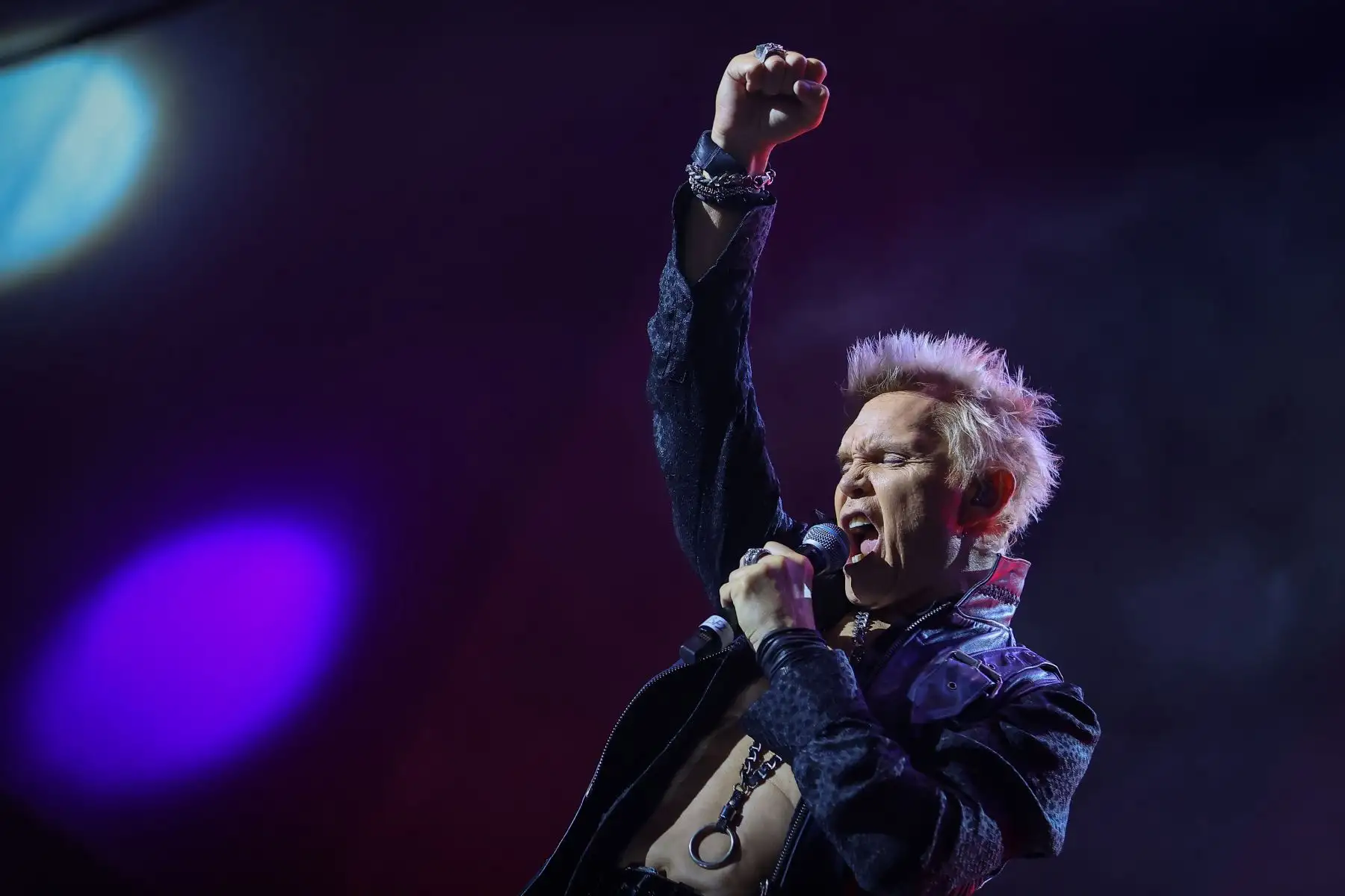 Billy Idol, una de las figuras más icónicas de la era de los 80s y 90s, se presentó por primera vez en la capital, haciendo rockear a sus fanáticos con toda su energía, tocando himnos que marcaron toda una generación.
Foto: ANDINA/Andrés Valle