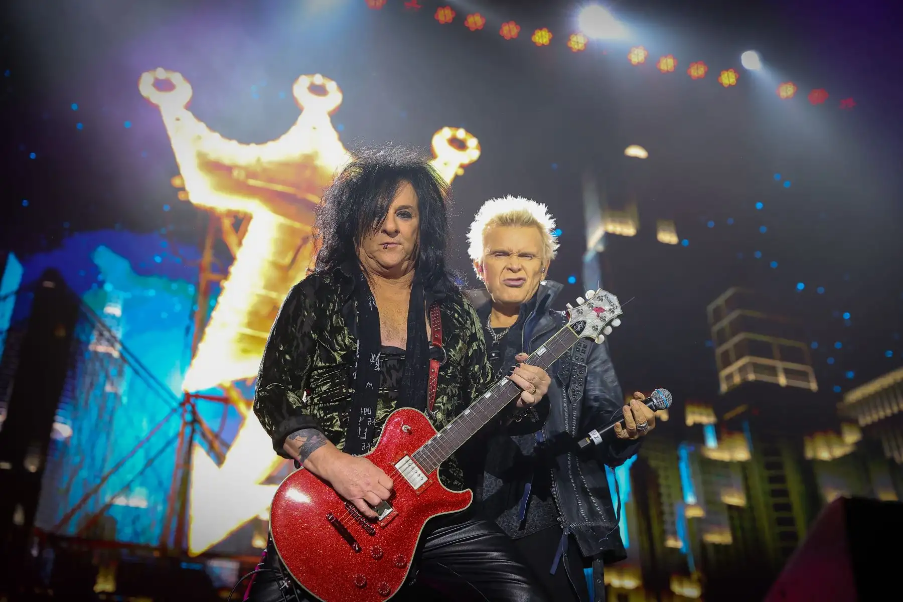 Billy Idol, una de las figuras más icónicas de la era de los 80s y 90s, se presentó por primera vez en la capital, haciendo rockear a sus fanáticos con toda su energía, tocando himnos que marcaron toda una generación.
Foto: ANDINA/Andrés Valle
