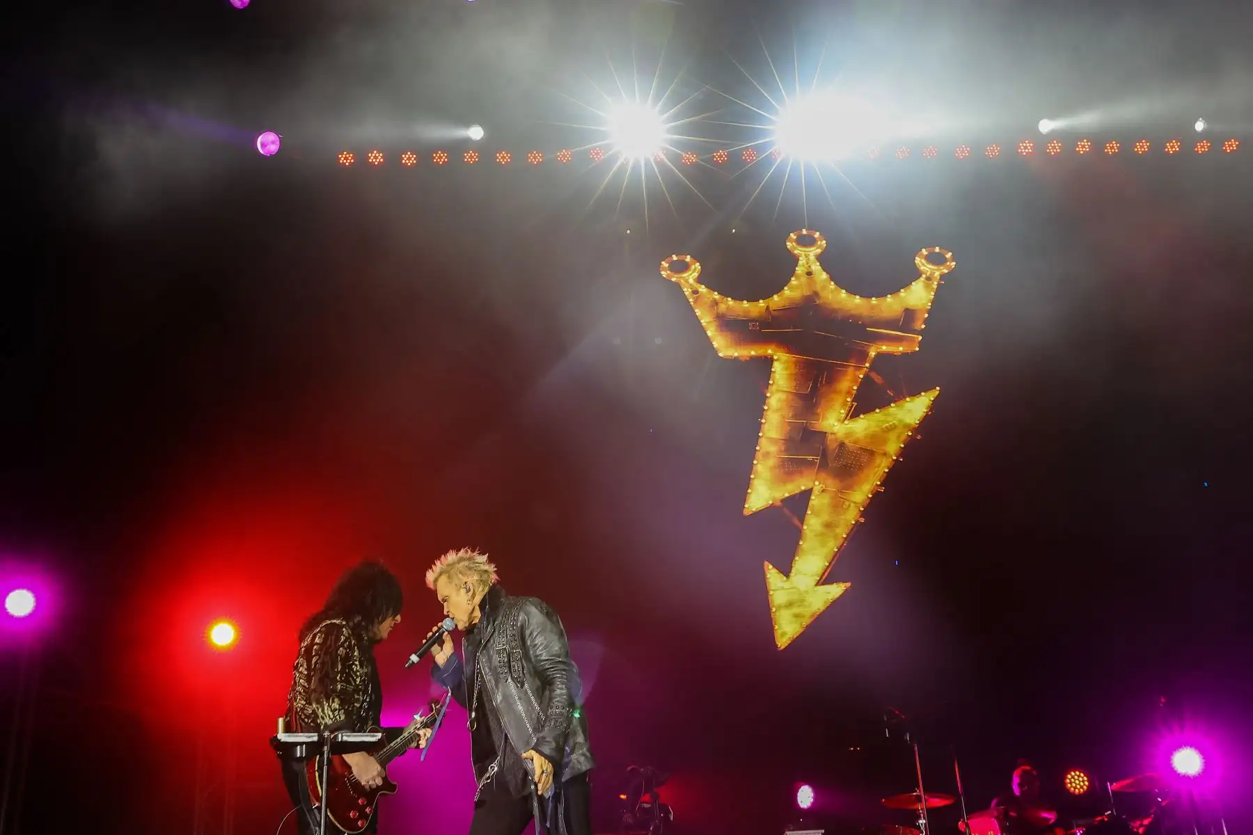 Billy Idol, una de las figuras más icónicas de la era de los 80s y 90s, se presentó por primera vez en la capital, haciendo rockear a sus fanáticos con toda su energía, tocando himnos que marcaron toda una generación.
Foto: ANDINA/Andrés Valle
