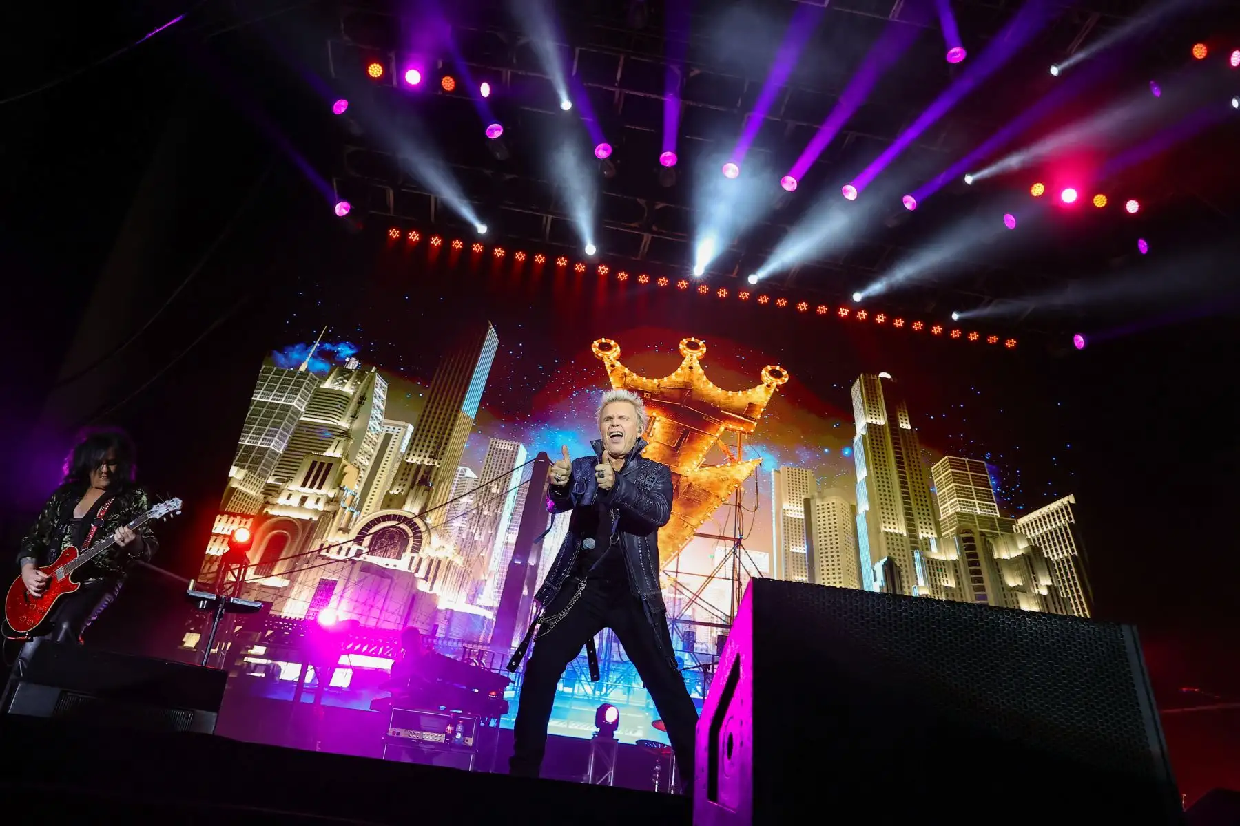 Billy Idol, una de las figuras más icónicas de la era de los 80s y 90s, se presentó por primera vez en la capital, haciendo rockear a sus fanáticos con toda su energía, tocando himnos que marcaron toda una generación.
Foto: ANDINA/Andrés Valle