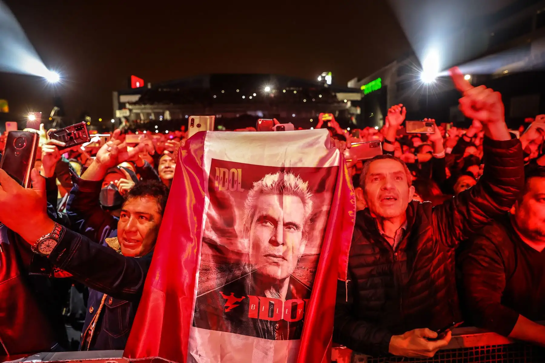 Billy Idol, una de las figuras más icónicas de la era de los 80s y 90s, se presentó por primera vez en la capital, haciendo rockear a sus fanáticos con toda su energía, tocando himnos que marcaron toda una generación.
Foto: ANDINA/Andrés Valle